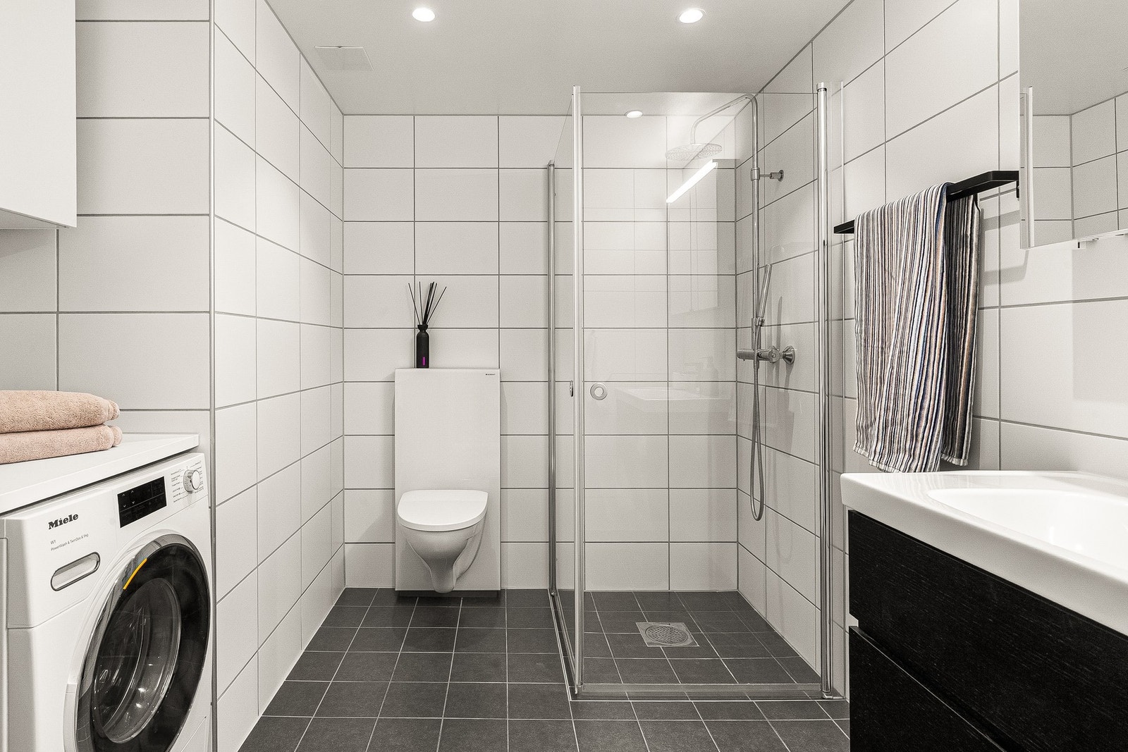 Innbydende og delikat flislagt baderom av god størrelse med tidløse flisvalg og downlights i himling. Baderommet er fra byggeåret (2020). Galleribilde