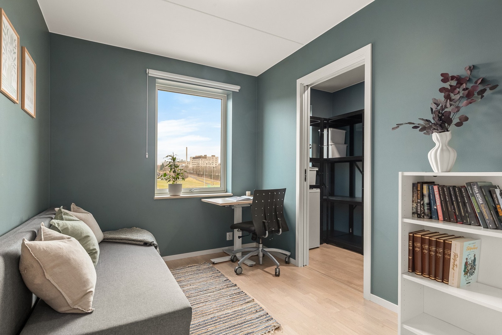Soverom 2: Flott soverom med plass til seng og nattbord. Galleribilde
