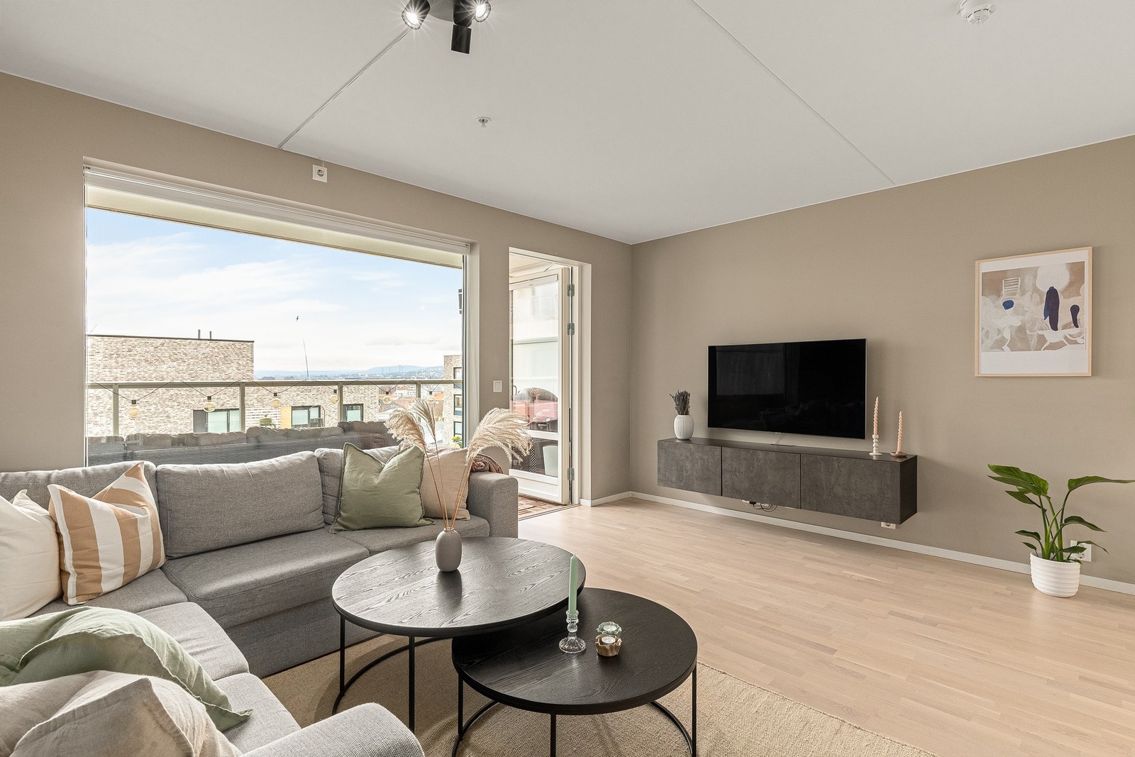 Moderne, romslig og meget lekker 4-roms selveierleilighet fra 2020 med vestvendt balkong på ca. 10 m², beliggende meget sentralt i populære Grefsen Stasjonsby. Galleribilde