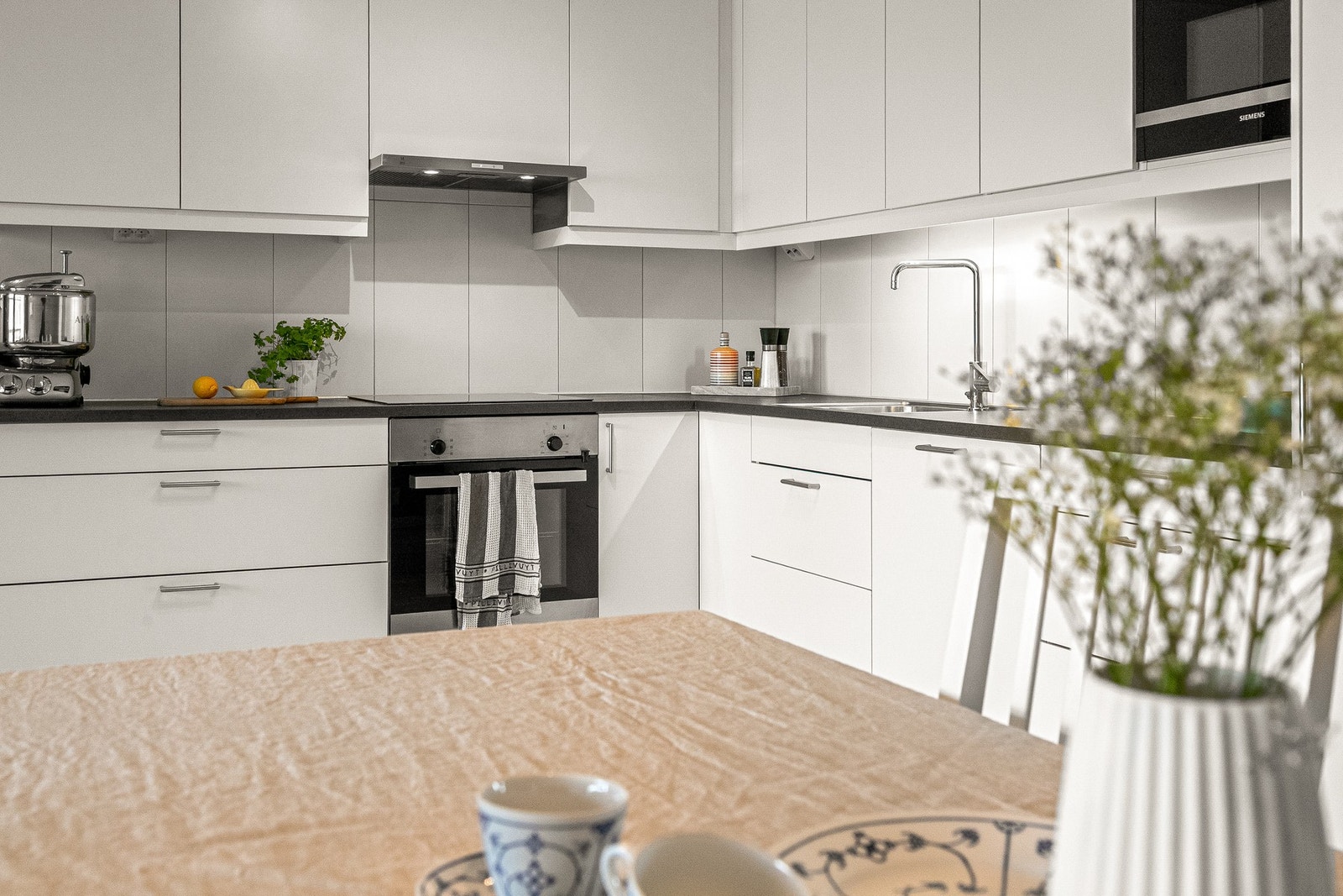 Ventilator (Røroshetta) over stekesone, komfyrvakt samt aquastop/lekkasjevarsler med sensorer og magnetventil er installert. Galleribilde