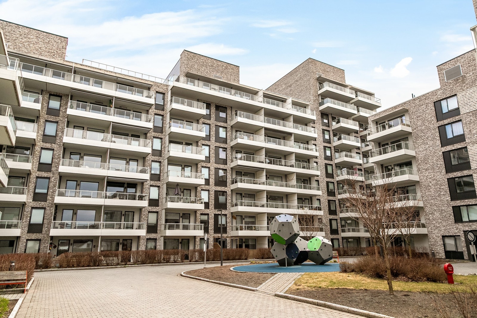 Sameiet har moderne fasiliteter som trappefri adkomst med heis til alle etasjer, oppvarmet garasjeanlegg, balansert ventilasjon med varmegjenvinning for optimal bokomfort og lave energikostnader. Galleribilde