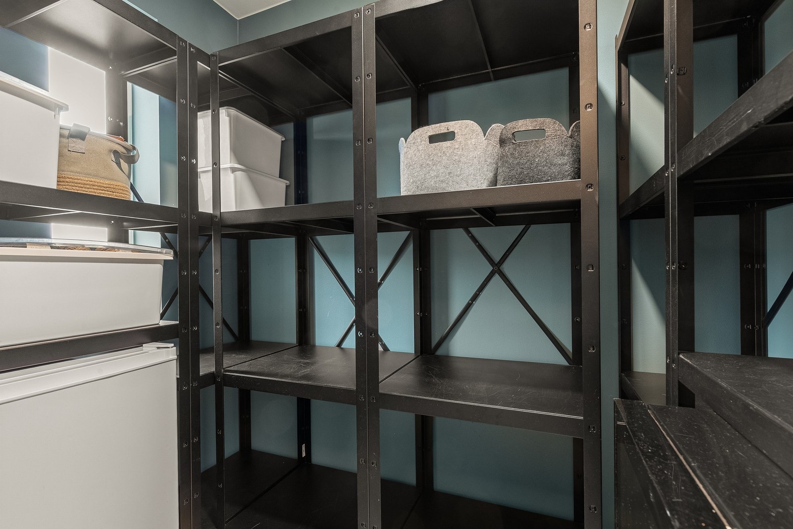 Soverom 2: Soverommet har tilknyttet garderoberom/walk-in closet som gir rikelig med oppbevaringsplass. Galleribilde