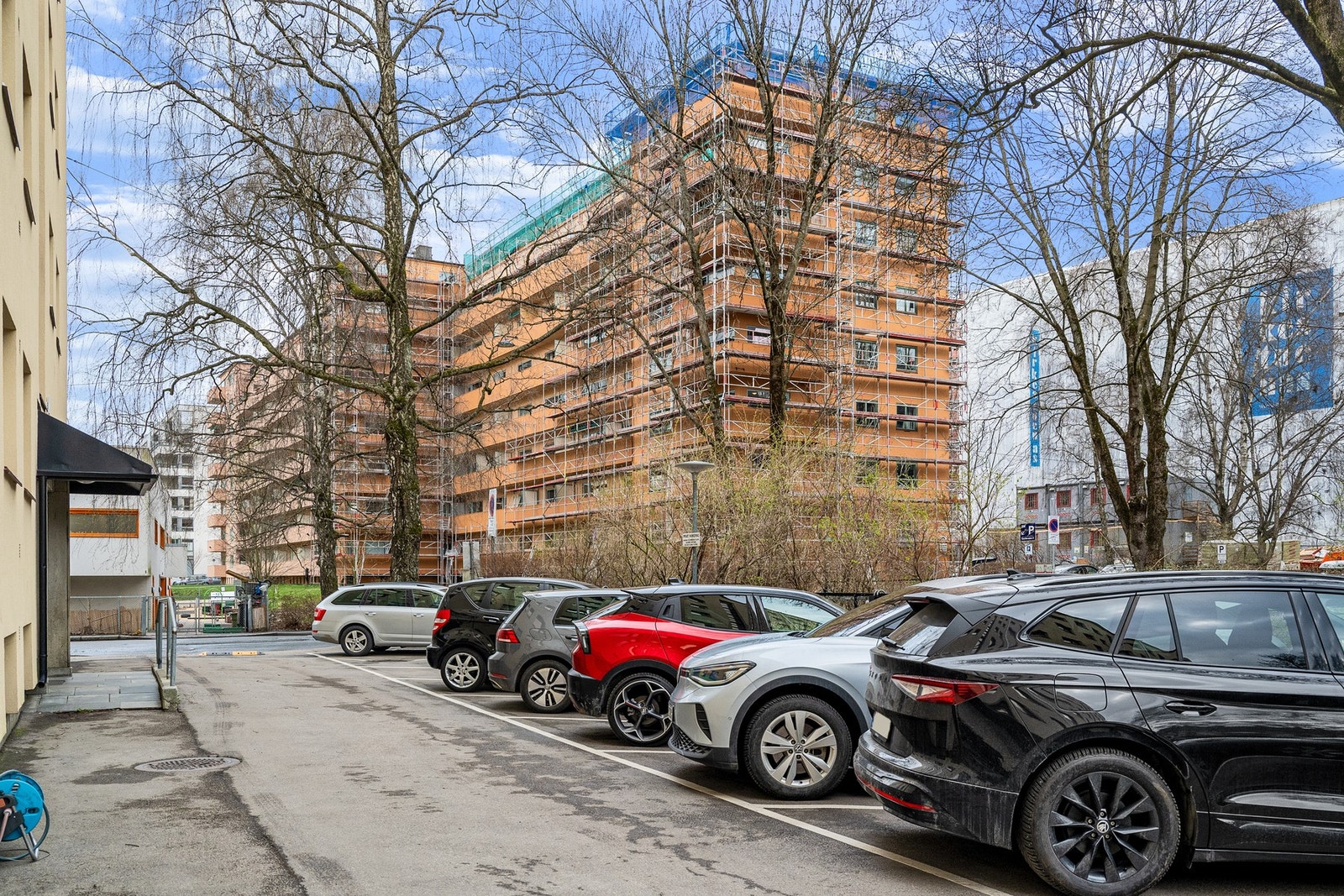 Mulighet for leie av fast parkeringsplass m/ lader etter venteliste. Galleribilde
