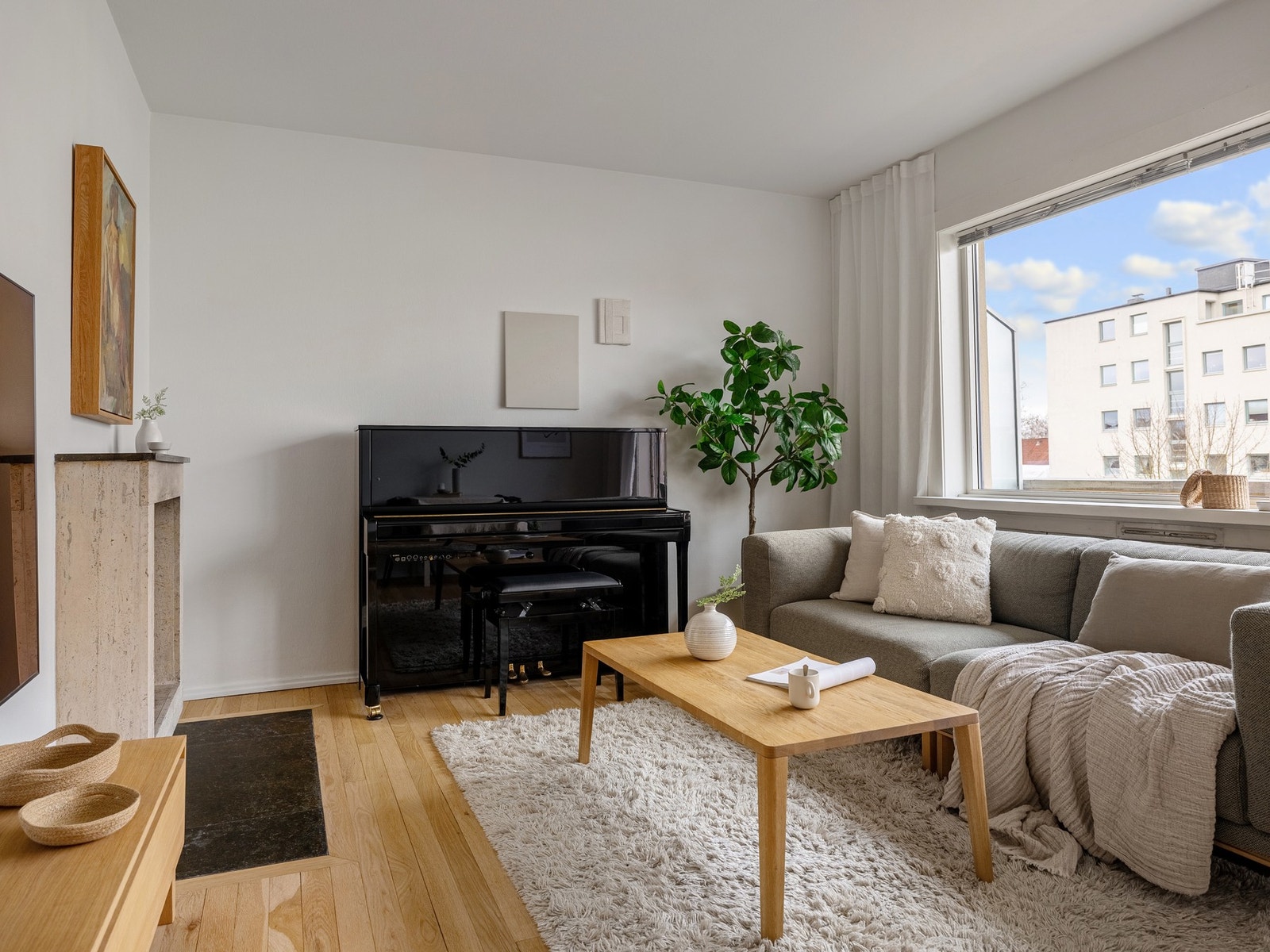 Leiligheten ligger høyt og fritt i byggets 5. et. Heisadkomst. Galleribilde