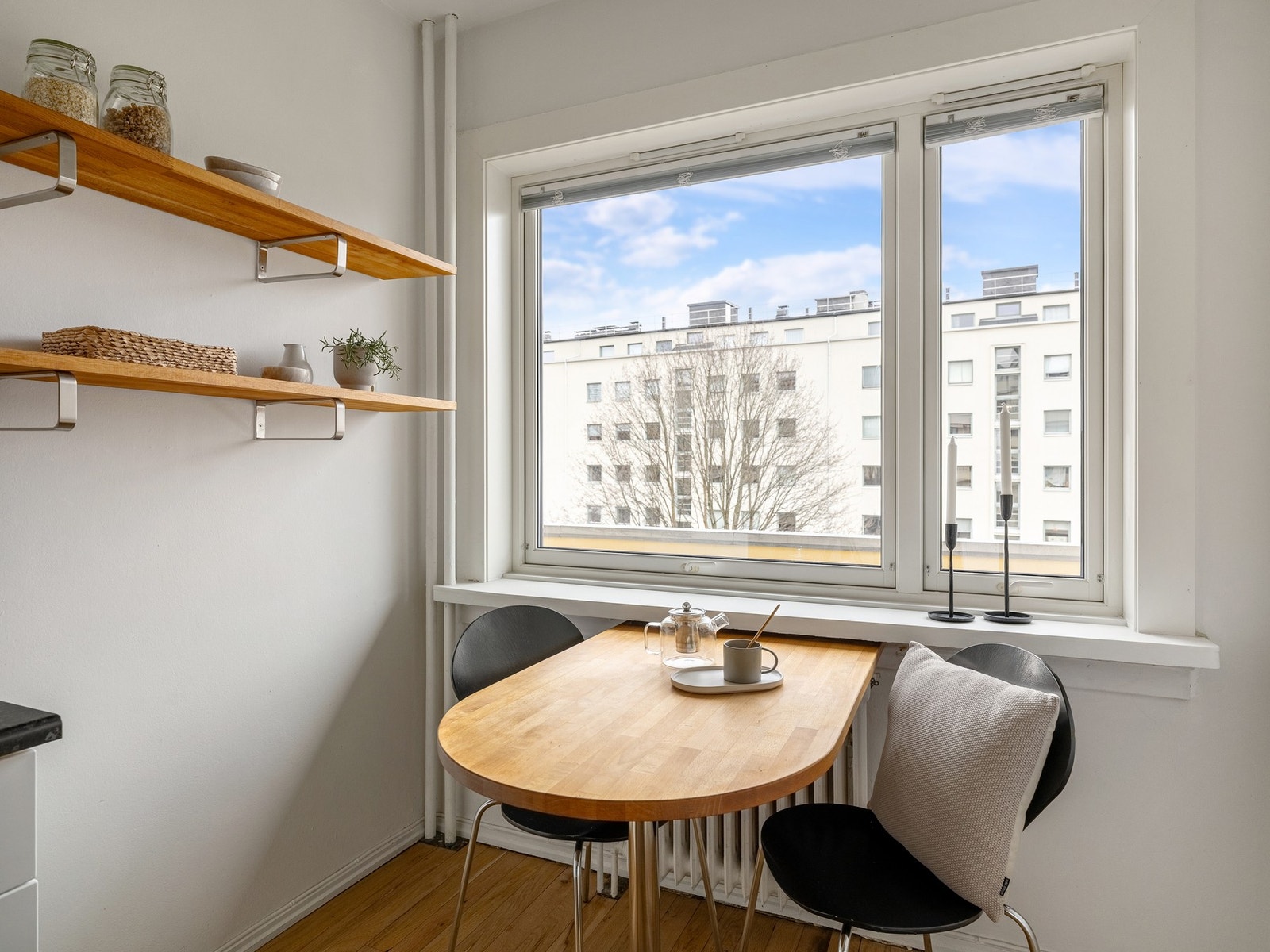 Kjøkken med spiseplass. Galleribilde