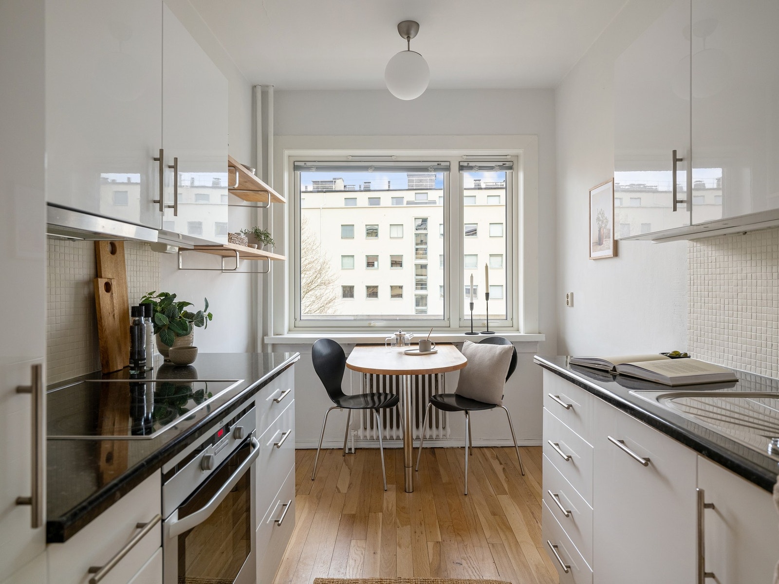 Kjøkken med spiseplass. Galleribilde