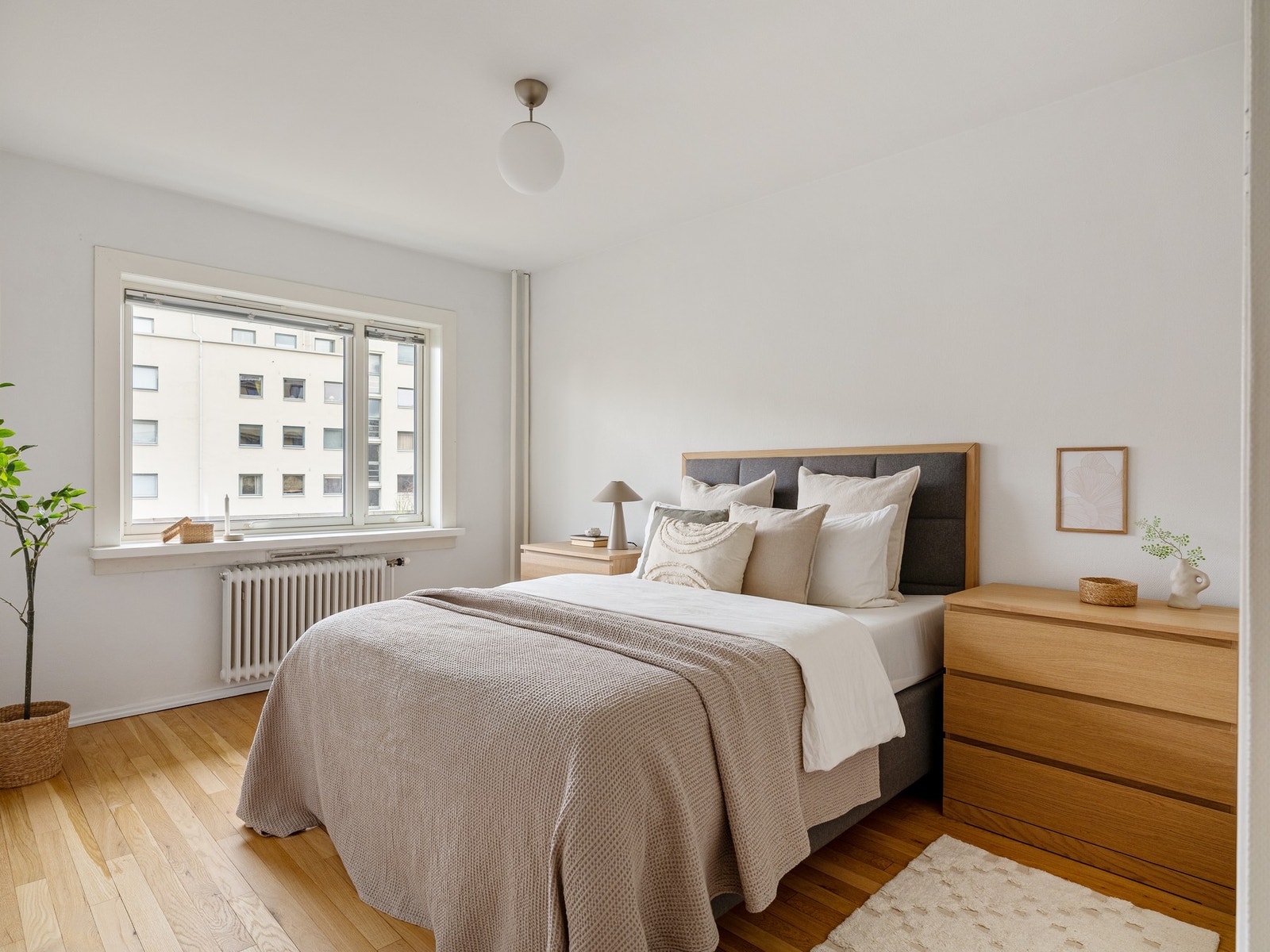 Romslig soverom med god plass til dobbeltseng, garderobe, kommoder og ev. arbeidspult. Galleribilde