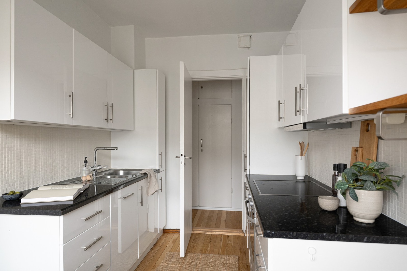 Moderne innredning med hvite, glatte fronter. Rikelig med skap- og benkeplass. Galleribilde