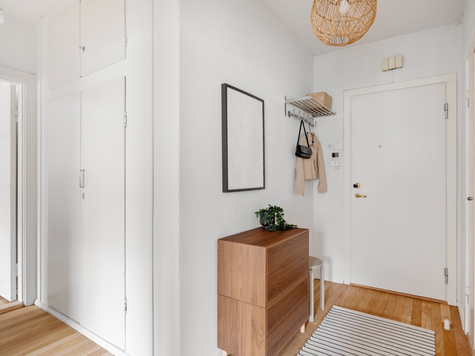 Entré med stor plassbygd garderobe. Galleribilde