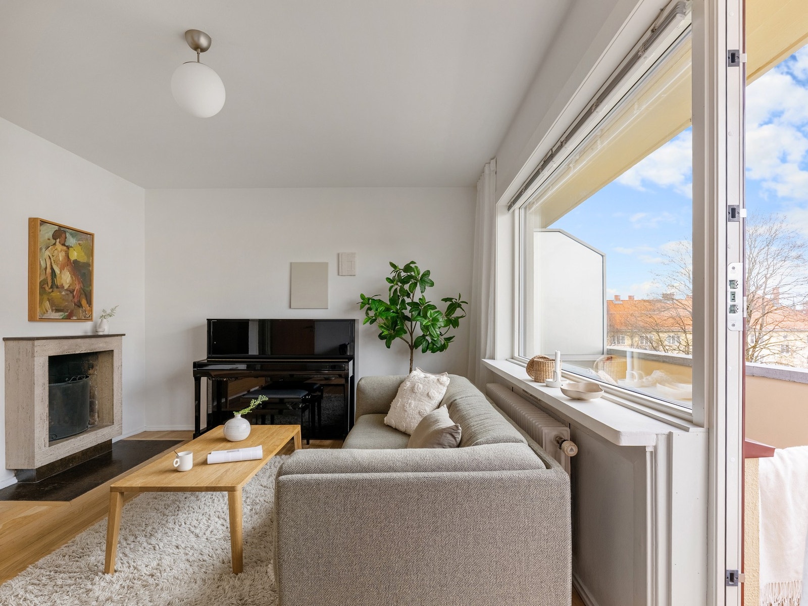 Utgang fra stuen til solrik balkong. Galleribilde