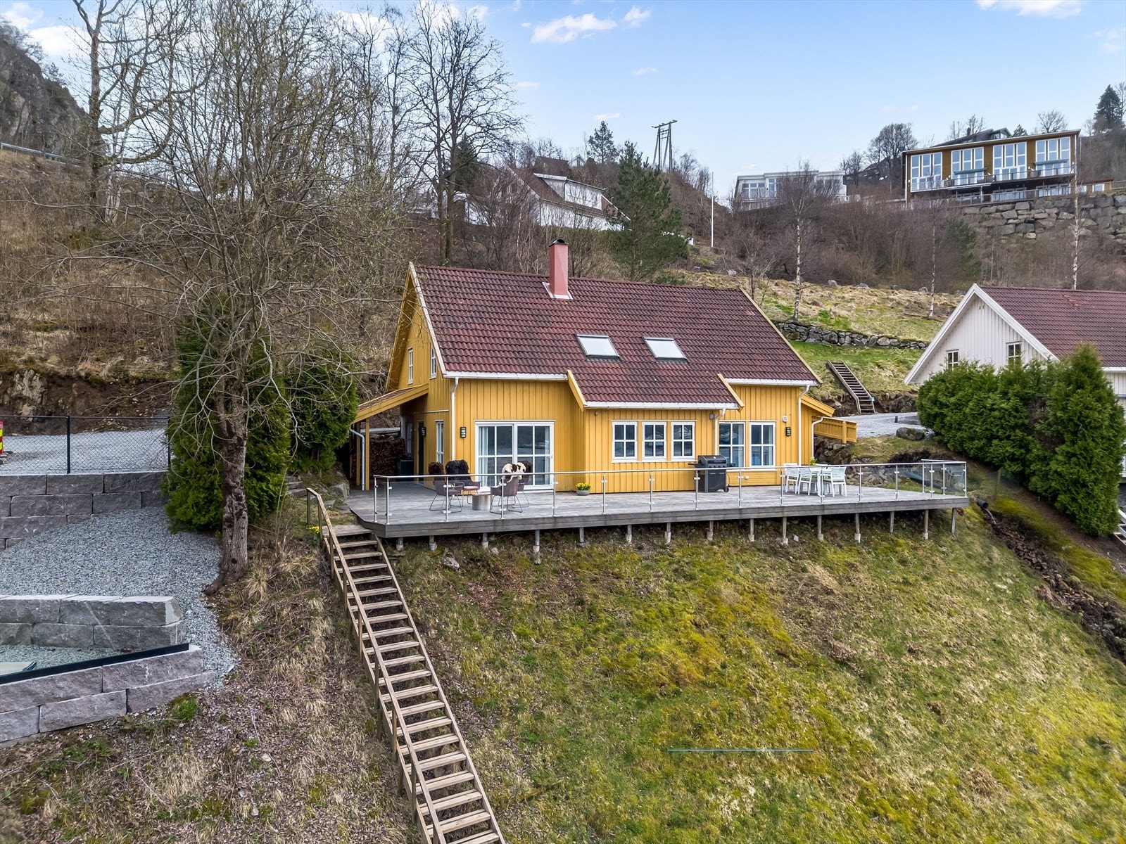Pen fritidsbolig med romslig, solrik terrasse som strekker seg rundt i front av bygget og gir gode uteplasser for både avslapning og hyggelige sammenkomster Galleribilde