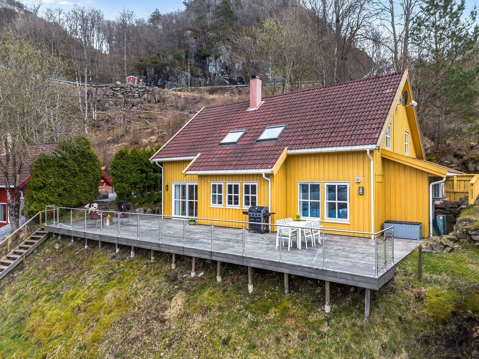 Den trivelige gule hytta har en usjenert og trivelig uteplass hvor solen kan nytes gjennom dagen. Galleribilde