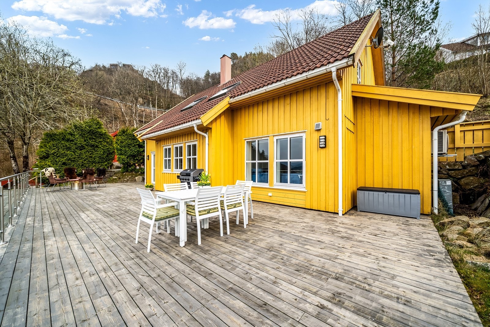 Meget romslig terrasse; her har man god plass til både utemøbler, grill og avslapningssoner. Galleribilde