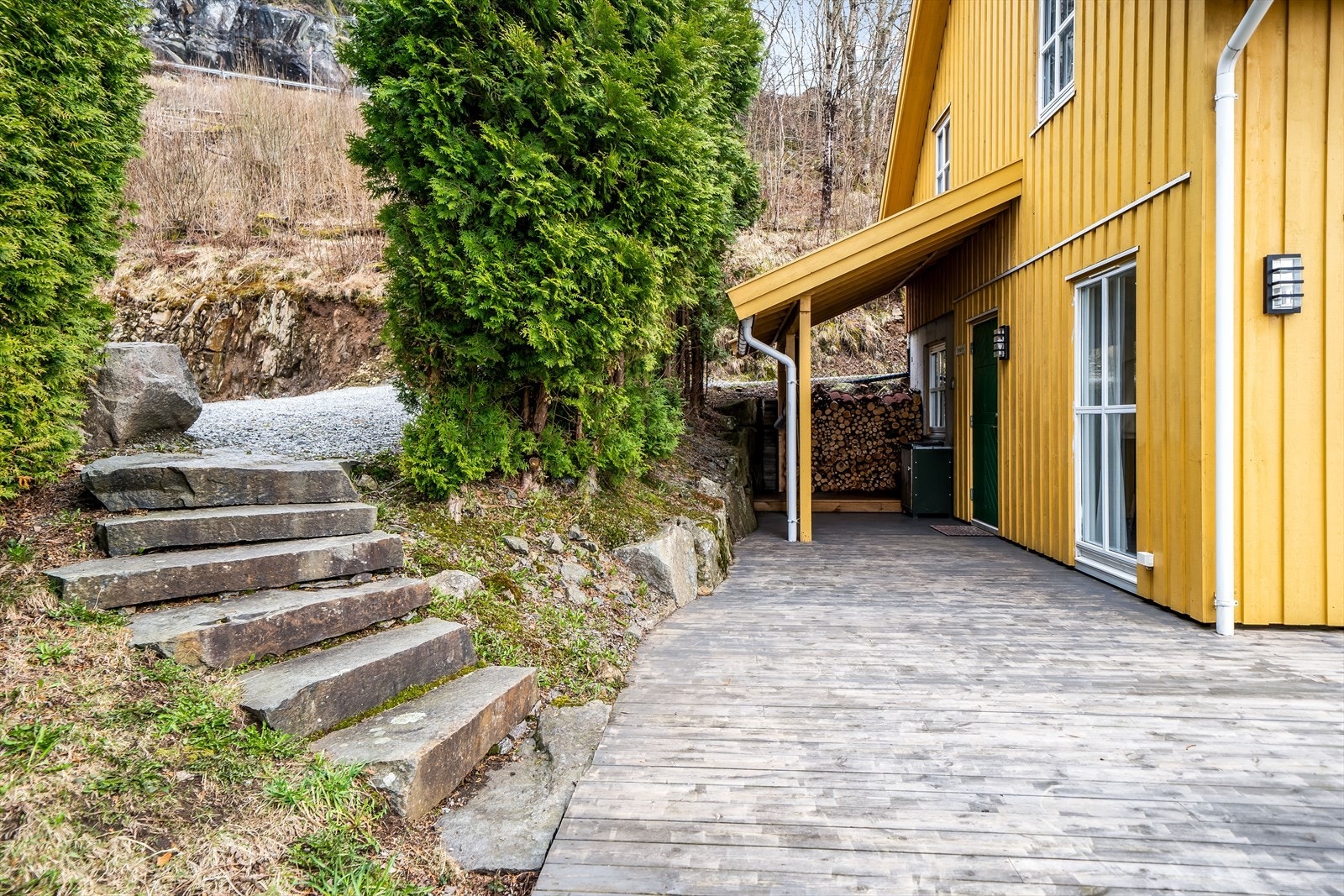 Trapp fra parkeringsplassen ned til plattingen som fører til inngangspartiet. Galleribilde
