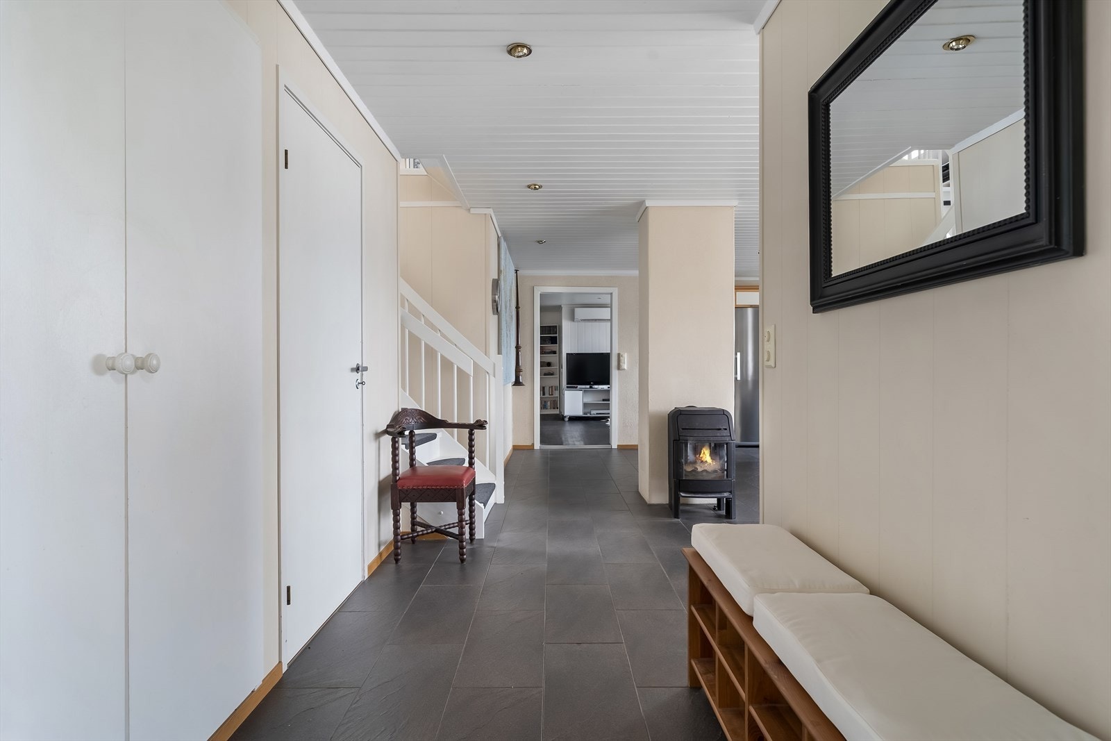 Lys entré med avkledningsplass og integrert garderobe. Galleribilde