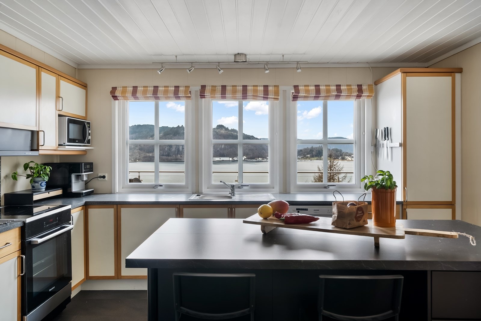 Fra kjøkkenvinduet kan man nyte vakker utsikt mot fjorden og det kommer godt med lys inn. Galleribilde