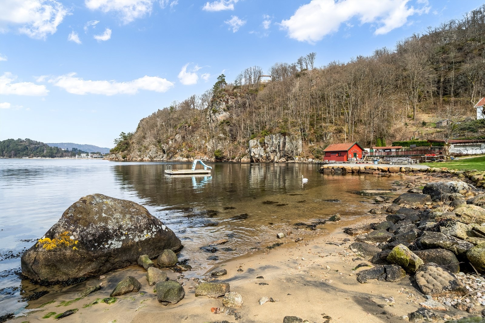 Flott fellesområde med badeplass, flytebrygge og lekeområde. Galleribilde