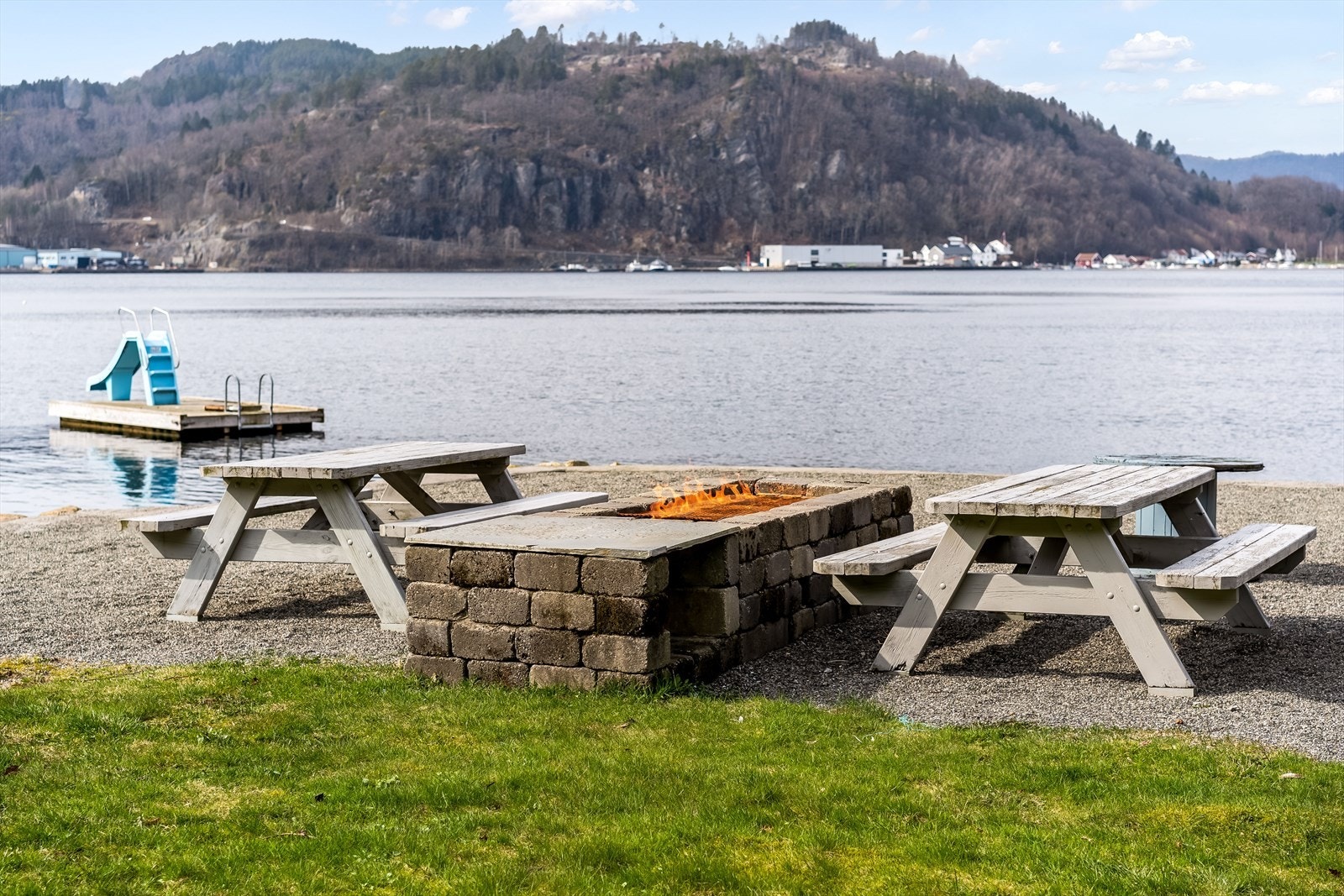 Fellesområde med benker og grill. Galleribilde