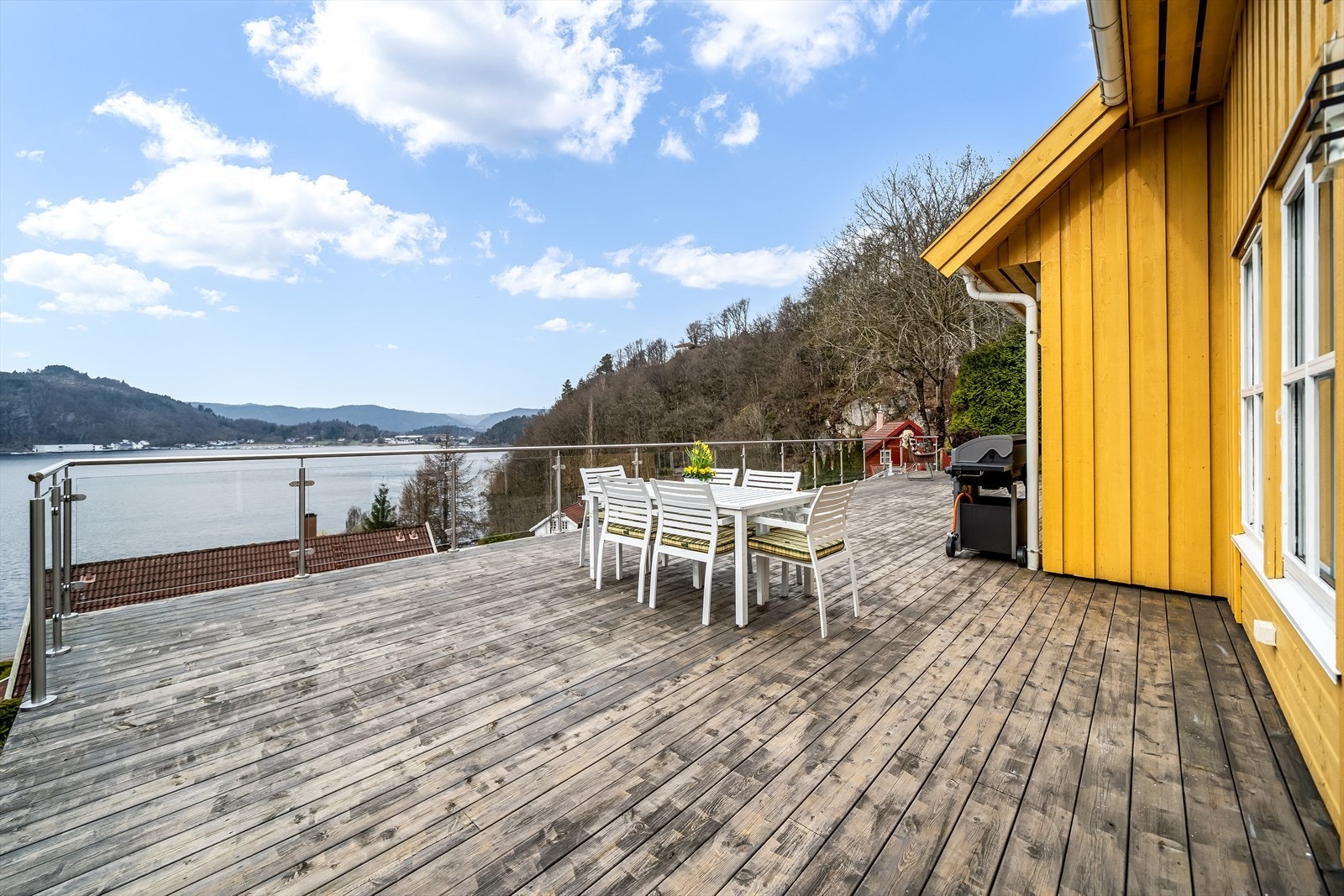 Fra terrassen kan man nyte utsikten utover område, samt se utover fjorden og over mot Rosfjord og Agnefest. Galleribilde