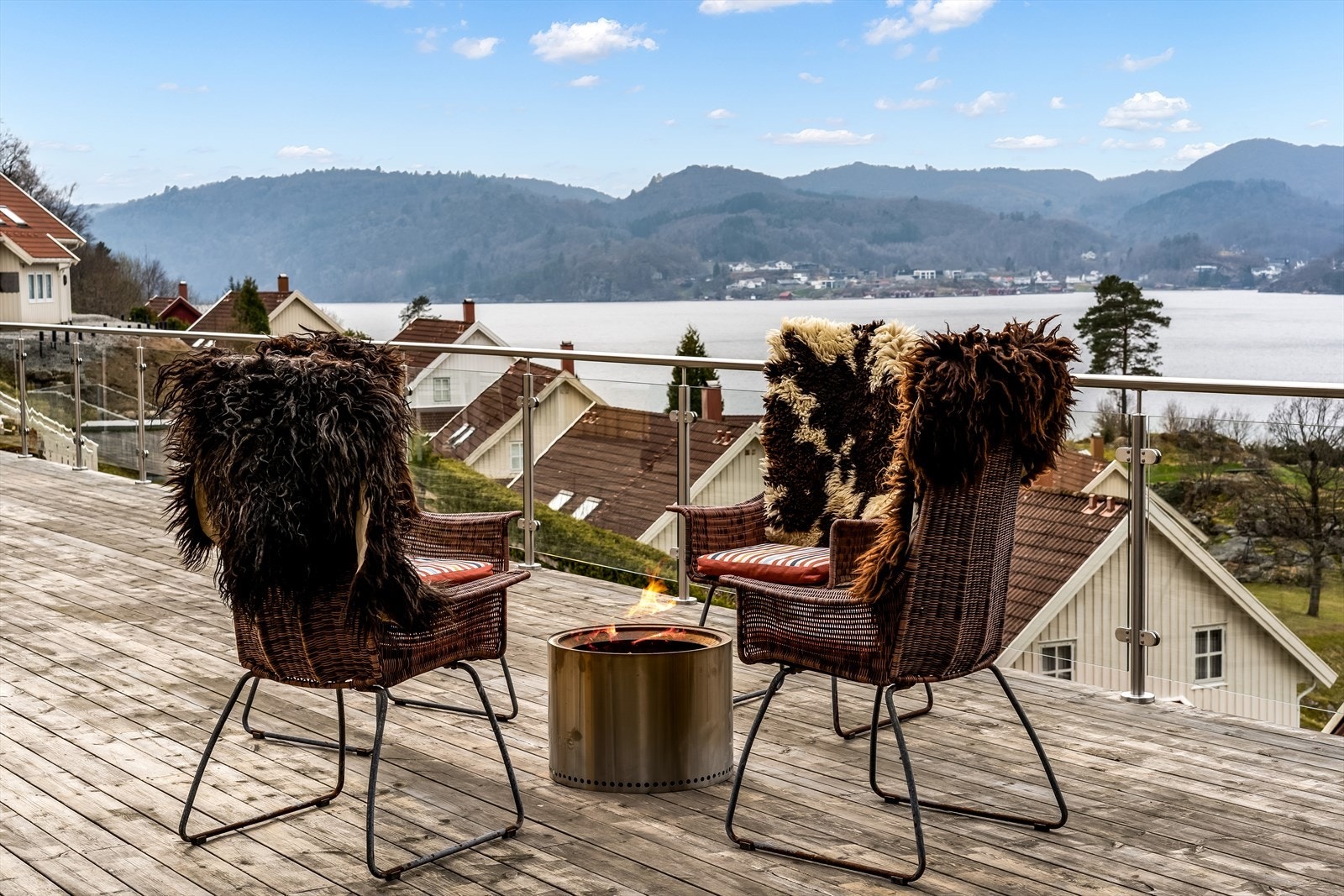 Solrik terrasse med god sitteplass og flott utsikt over nærområdet og fjorden - et perfekt sted å nyte lange dager og sene kvelder. Galleribilde