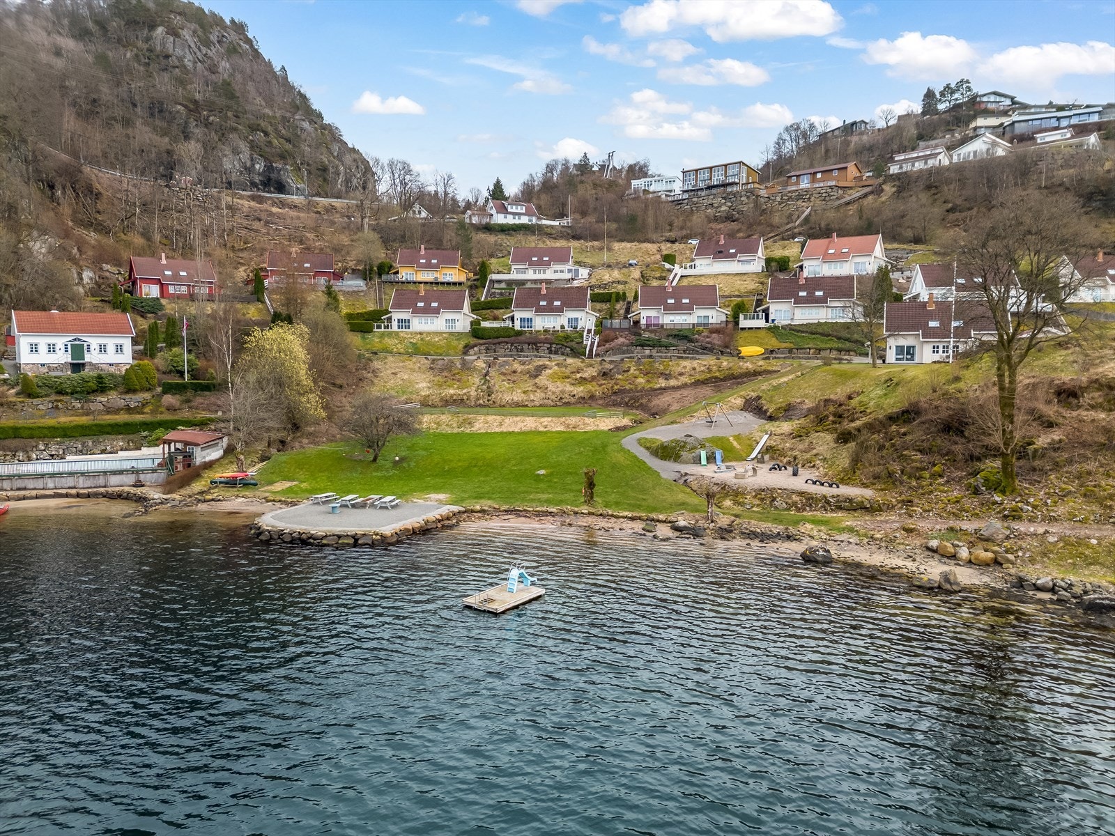 Hytta ligger i øvre rekke med kort avstand til sjøen. Galleribilde