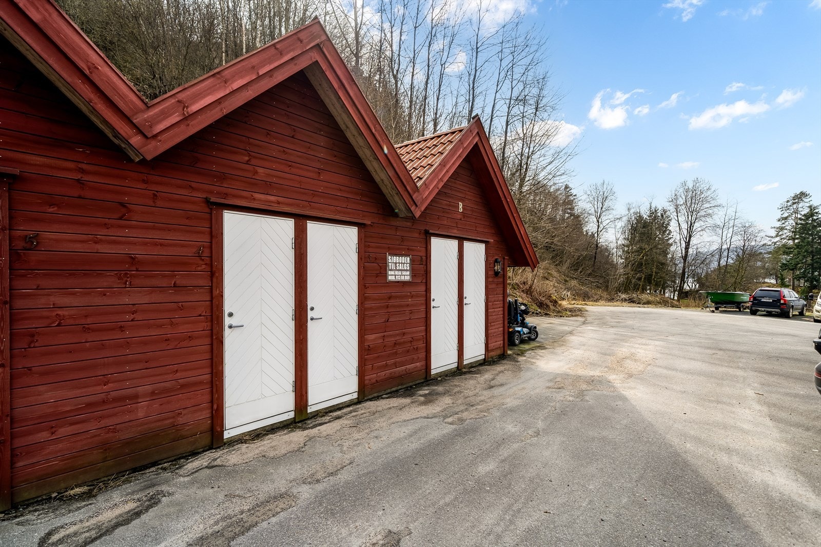Praktisk sjøbod med god plass til oppbevaring av maritimt utstyr. Galleribilde