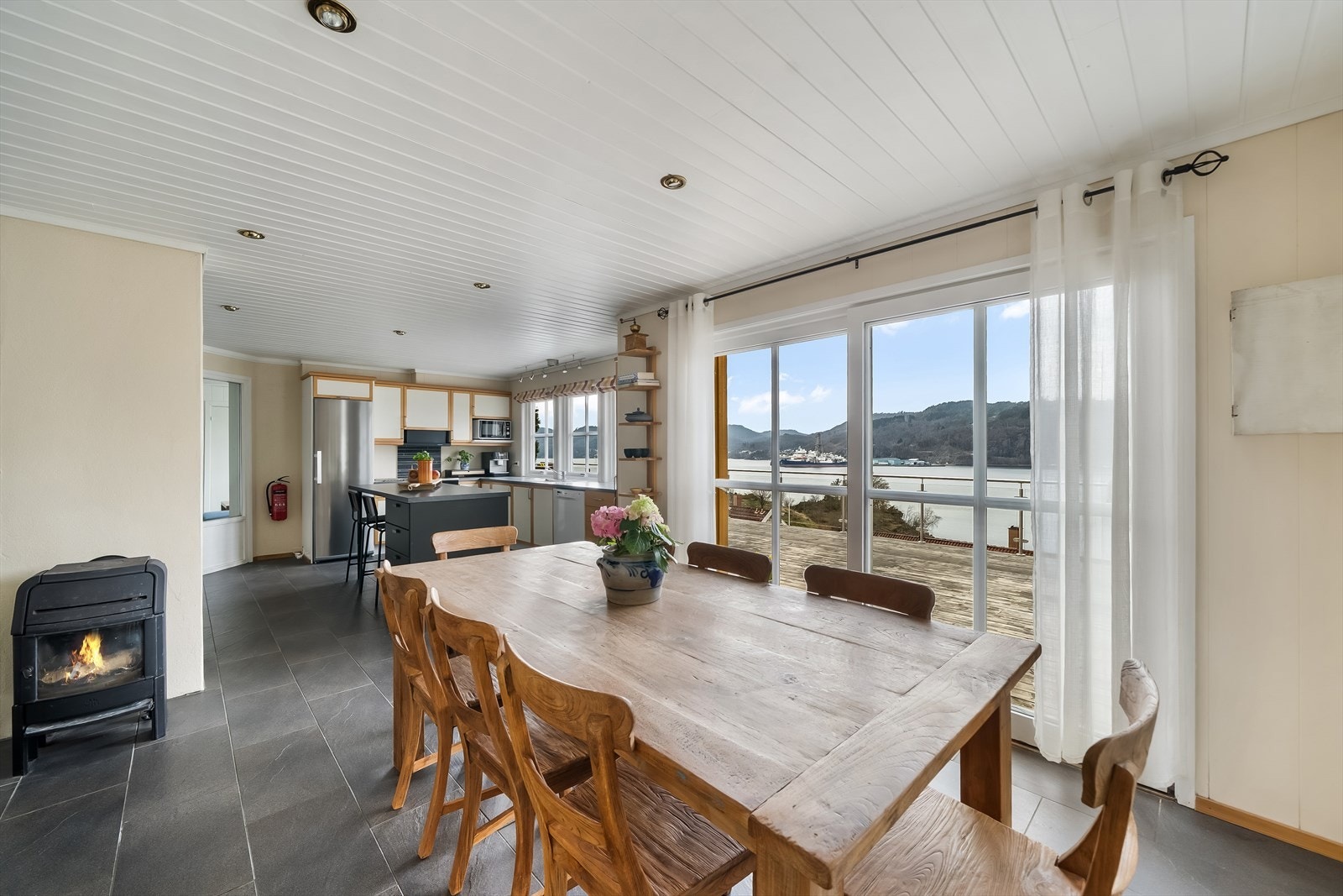 Lys og trivelig spisestue med plass til langbord ved spesielle anledninger. Galleribilde