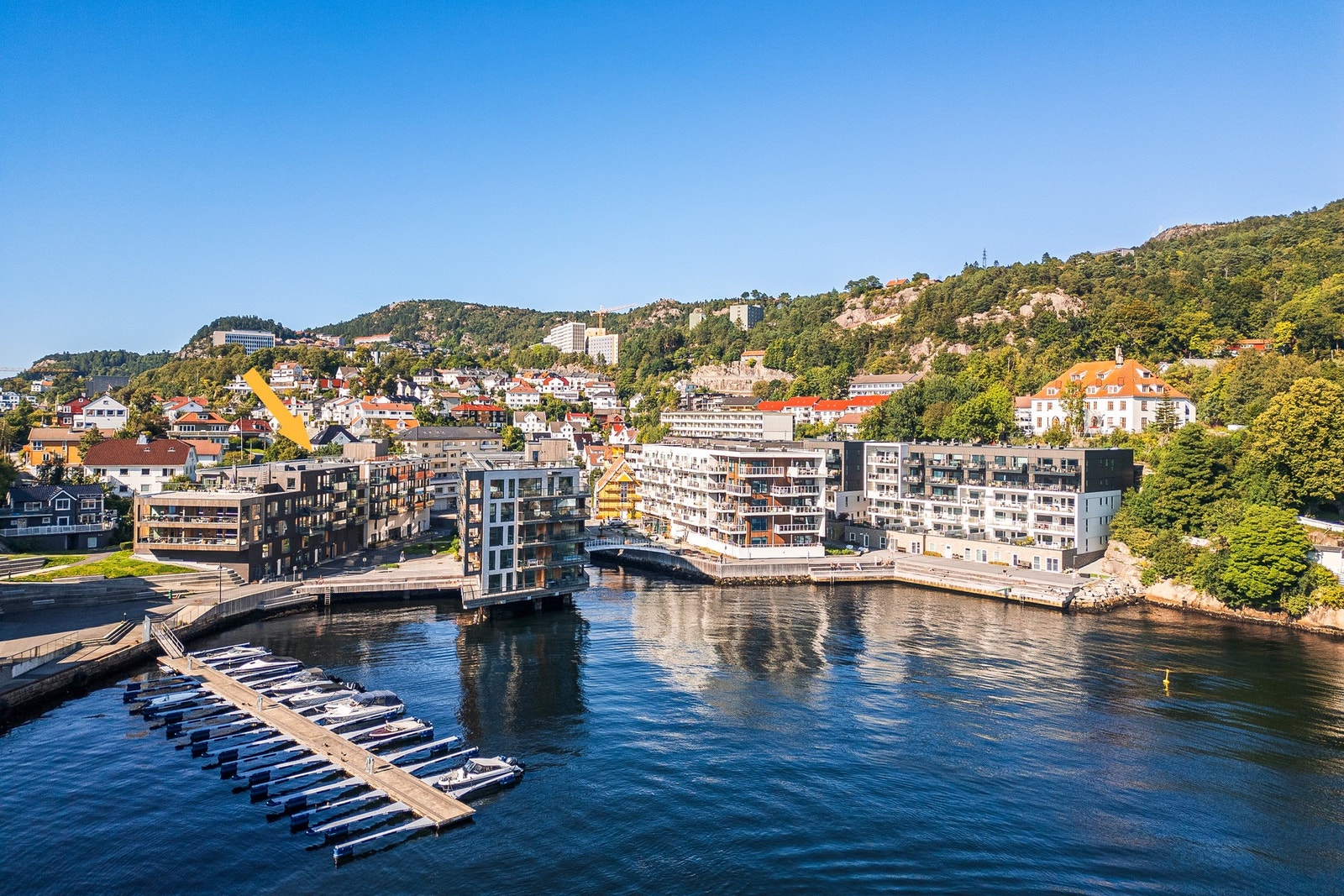 Leiligheten ligger i maritime omgivelser med badebrygge, fine turstier, butikk og god kollektivtilbud rett utenfor døren Galleribilde