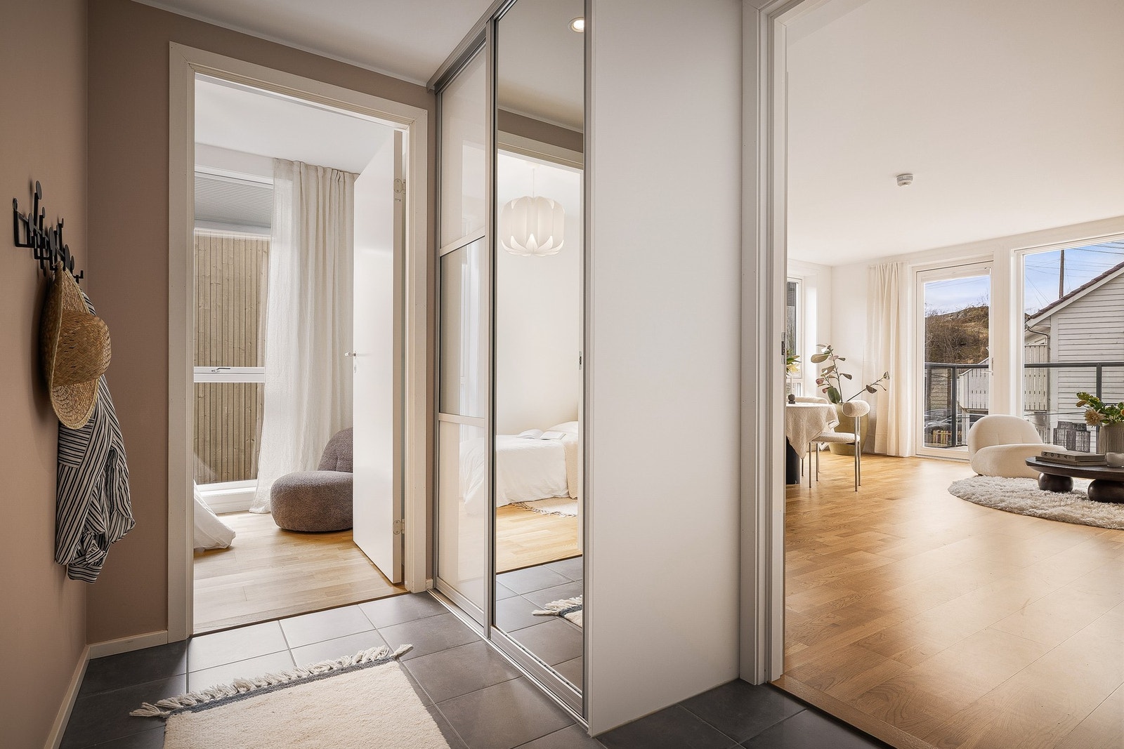 Entréen har stor skyvedørsgarderobe med god plass til yttertøy og sko Galleribilde