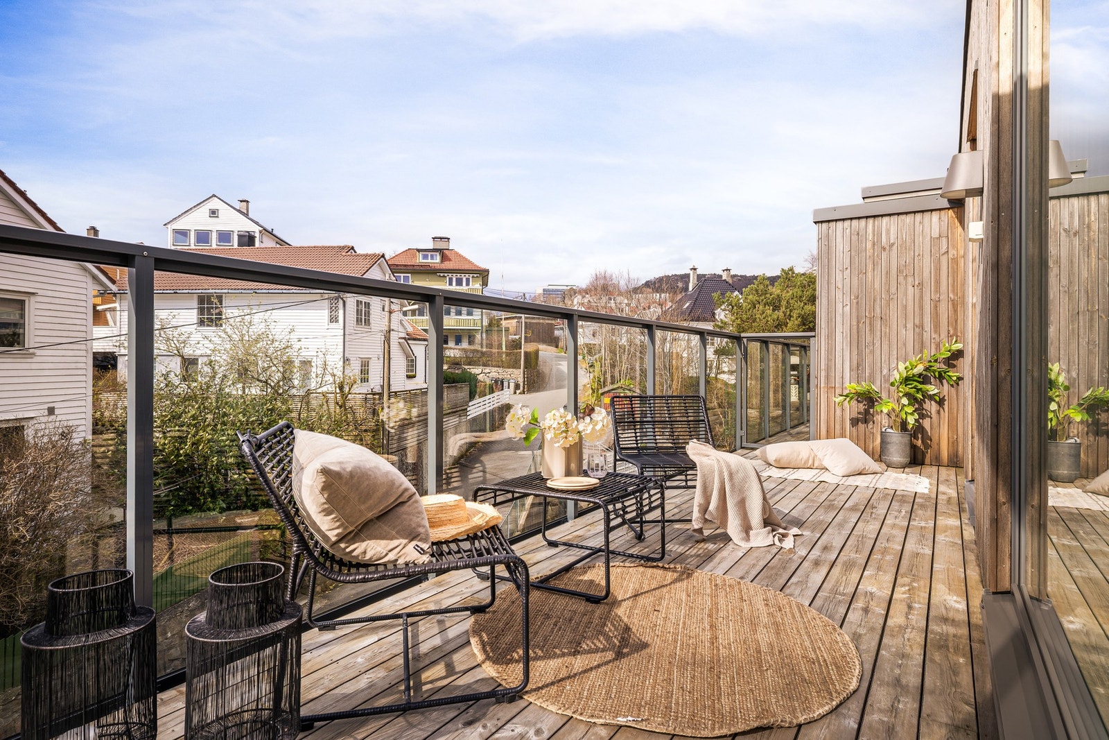 Balkongen har rikelig plass til både utemøbler og grill - En nydelig plass å nyte fredelige omgivelser i kombinasjon med gode solforhold Galleribilde