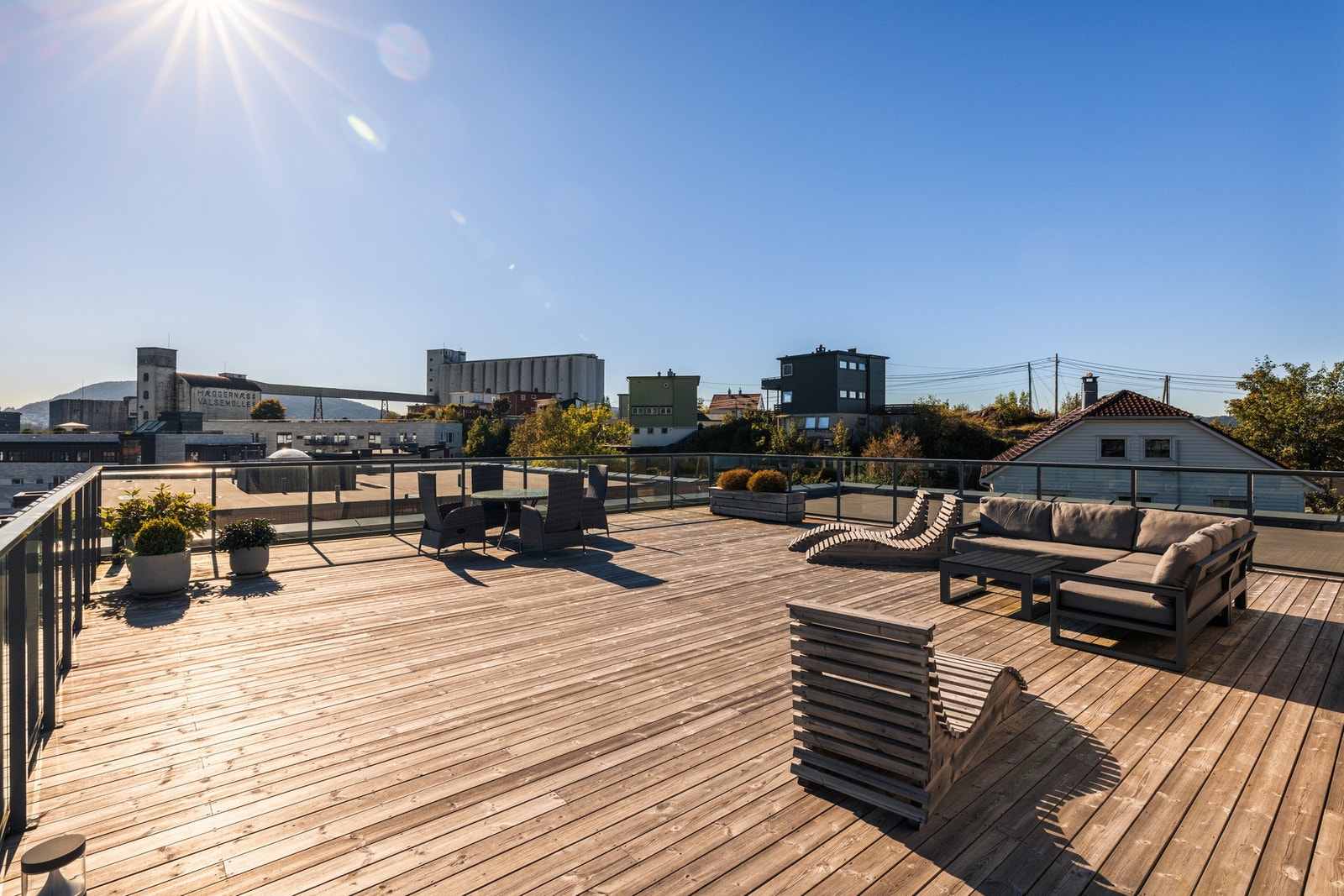 Kun én etasje opp fra leiligheten er det enorm felles takterrasse med sol fra tidlig om morgenen til sent på kvelden Galleribilde