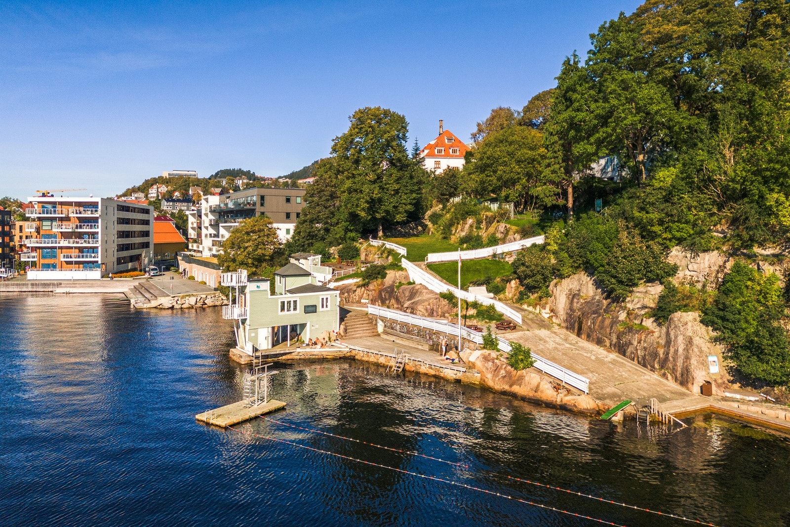 Det er kun noen få minutters gange til Sandviken sjøbad med stupetårn Galleribilde