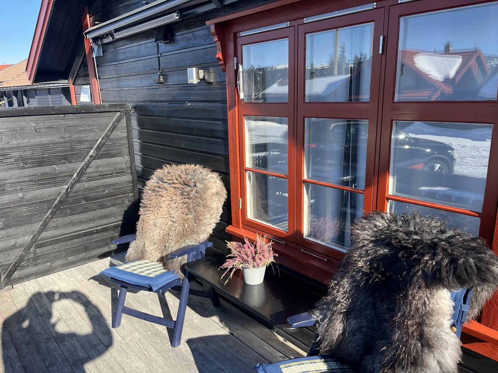 Hytta har en sør-/vestvendt uteplass som byr på gode solforhold! Galleribilde
