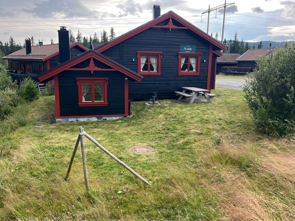 Hytta ligger fint til på tunet og er godt vedlikeholdt, både innvendig og utvendig. Privat foto. Galleribilde