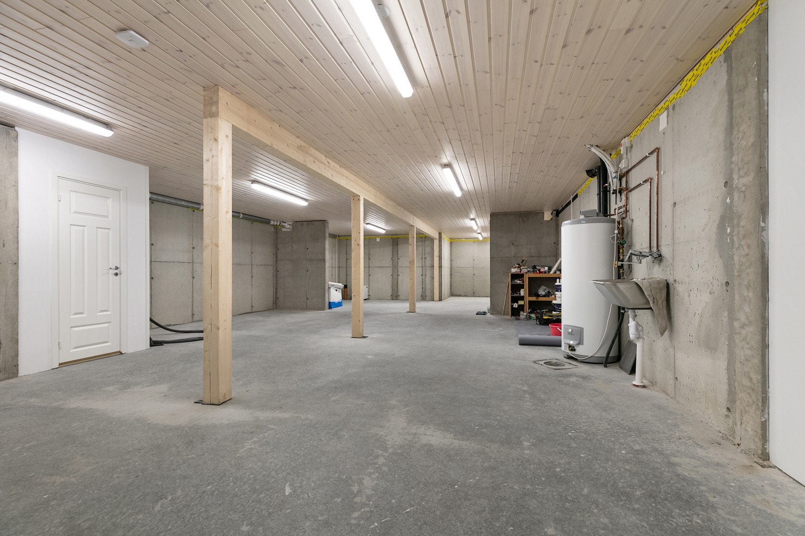 Stort uinnredet og fullisolert kjellerrom på ca. 80 kvm. Her er det vann og strøm og masse muligheter for utnyttelse. Galleribilde