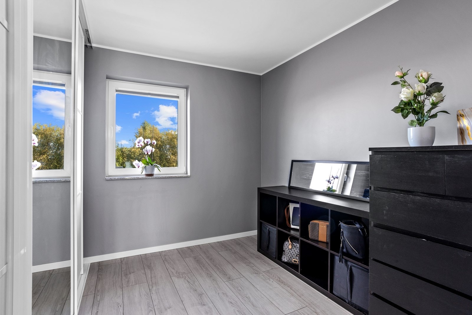 Praktisk og innbydende walk-in-garderobe med naturlig lys og god oppbevaringsplass. Galleribilde