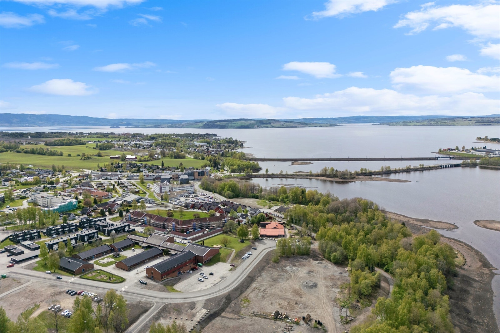 Det er kort vei til Vikasenteret med dagligvare, frisør og post, og Hamar sentrum er kun ca. 2,5 km unna. Galleribilde