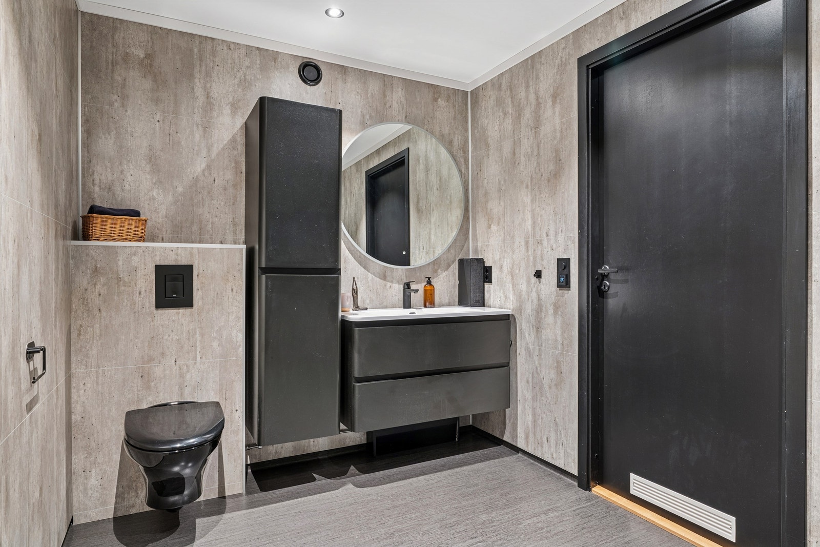 Badet er oppgradert med lyse og delikate overflater og stilig, svart baderomsinnredning. Galleribilde