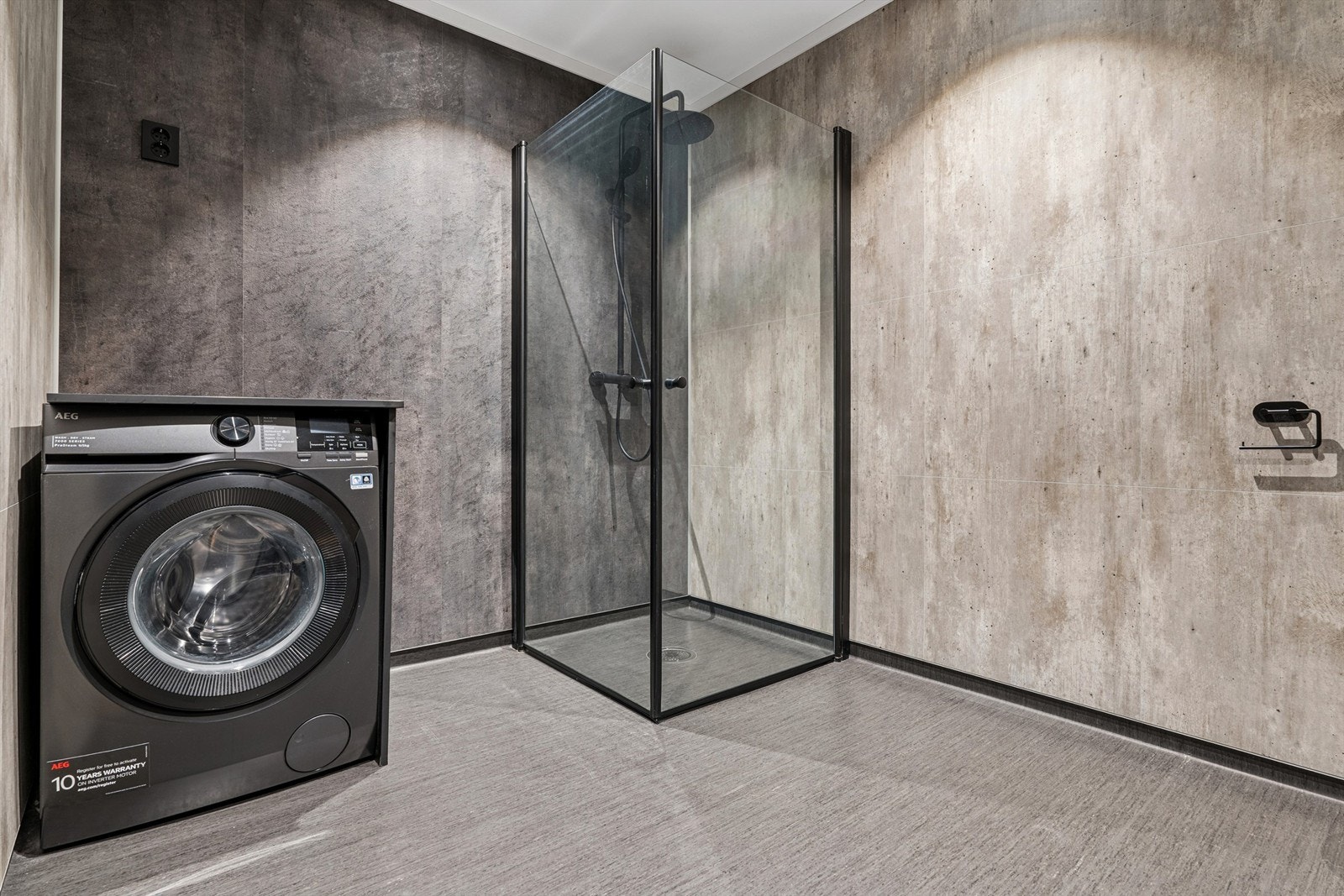 Badet er romslig og har også opplegg for vaskemaskin. Galleribilde