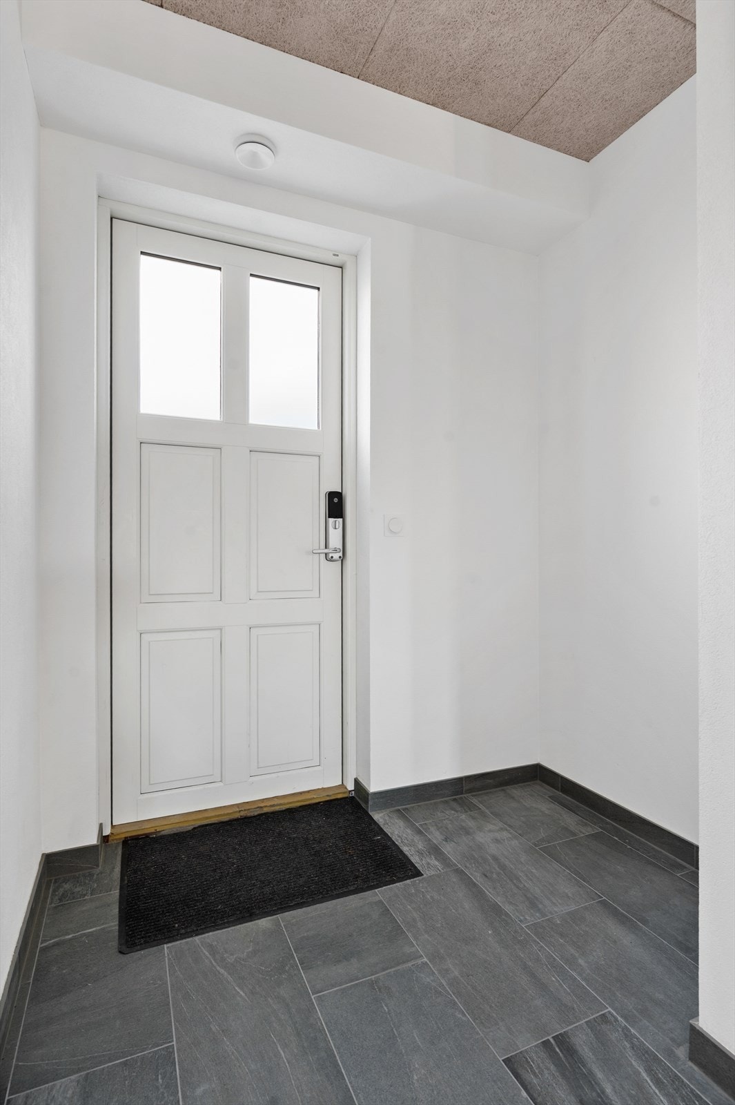 Vindfang - Inngangsdør med Yale kodelås Galleribilde