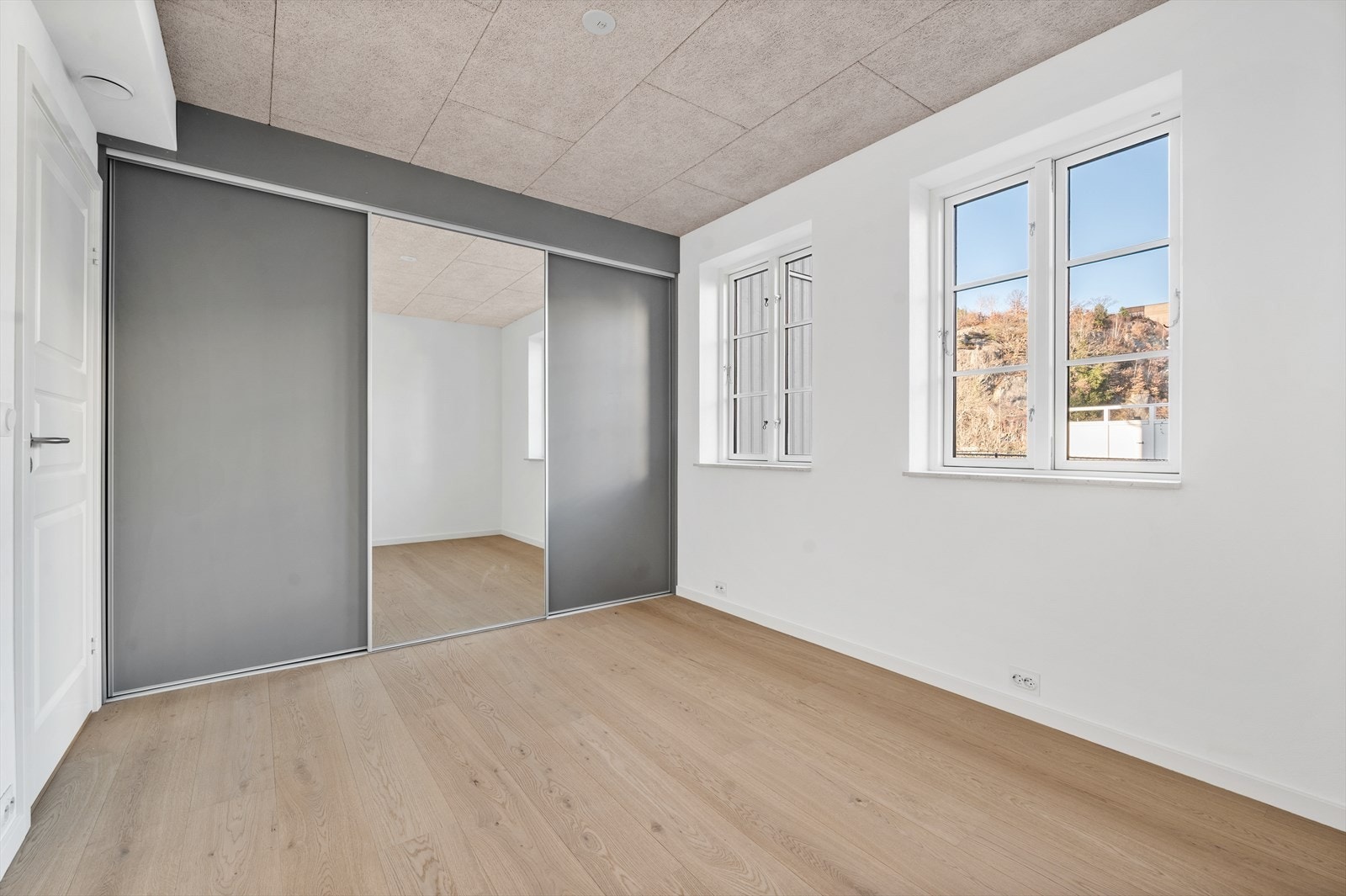 Soverom 1 - skyvedørsgarderobe med speil - faste hyller og oppheng Galleribilde