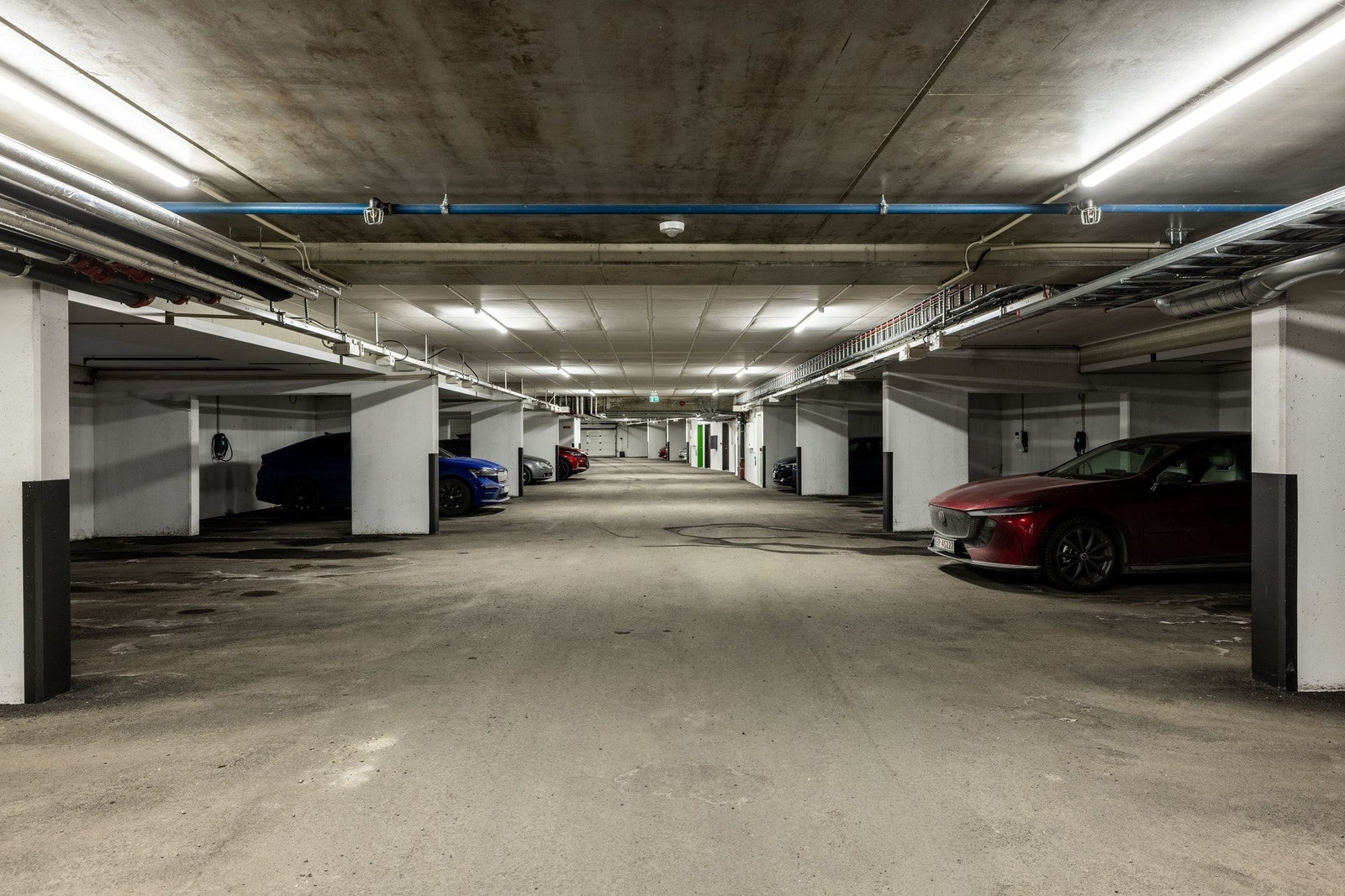 Fellesgarasjeanlegg med mulighet for leie av garasjeplass med el-lader. Galleribilde
