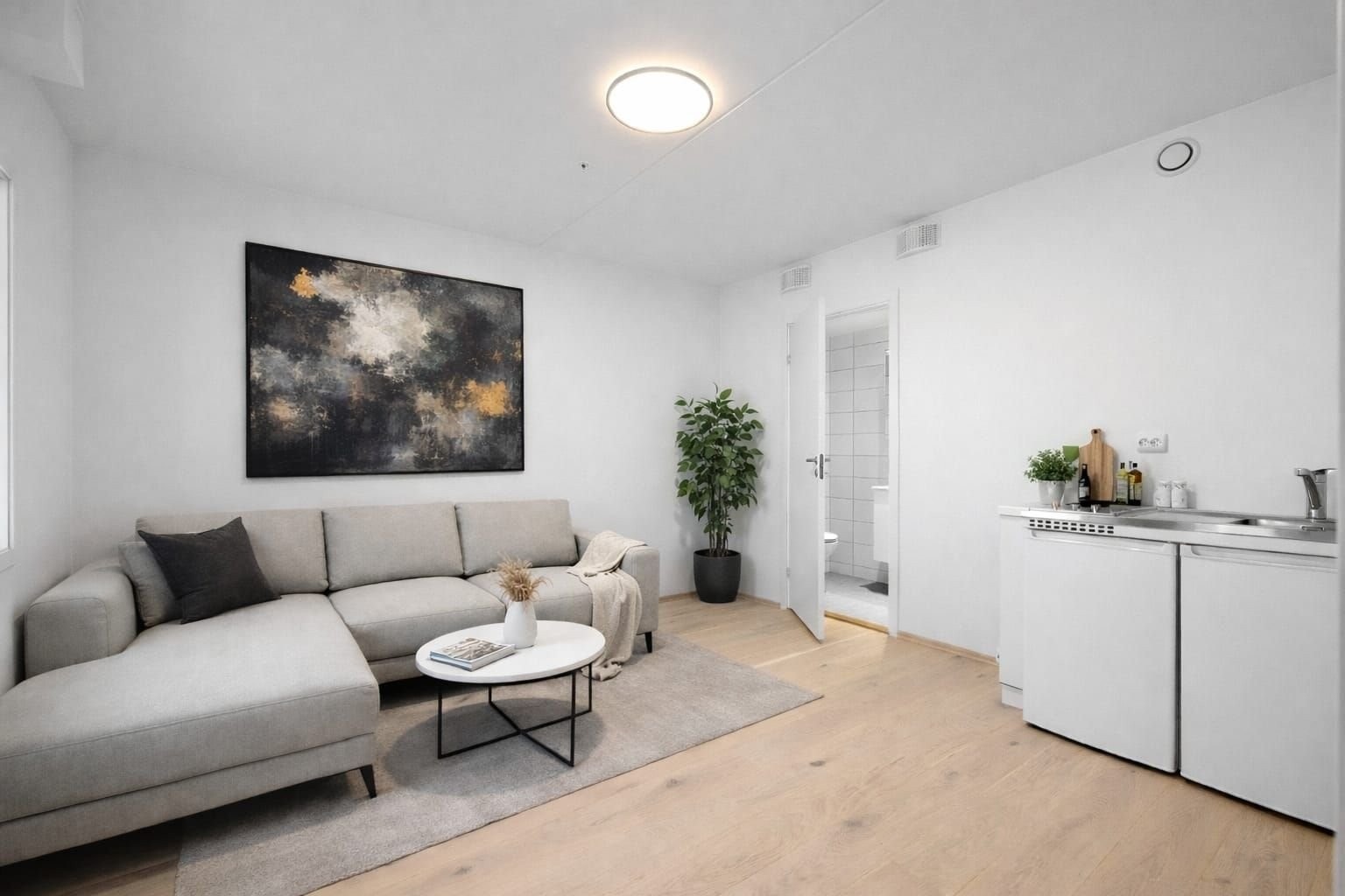 Hybeldelen har et funksjonelt og innbydende kjøkken med gode løsninger for en praktisk og komfortabel hverdag. Galleribilde