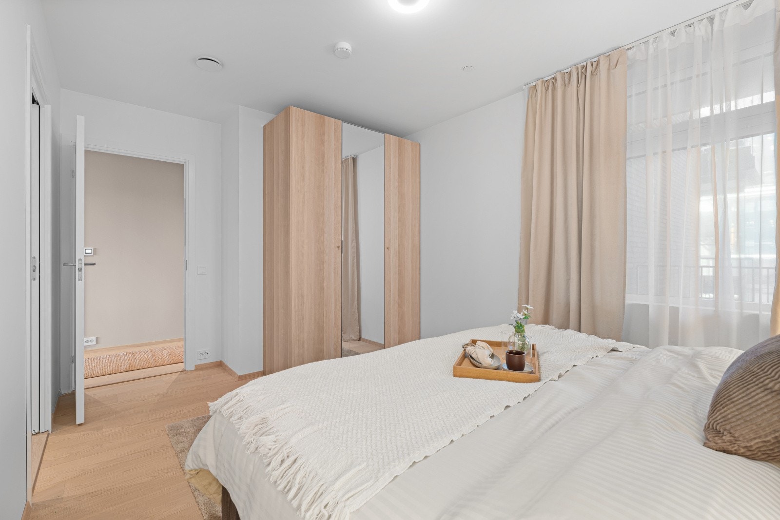 Romslig soverom med plass til garderobe Galleribilde
