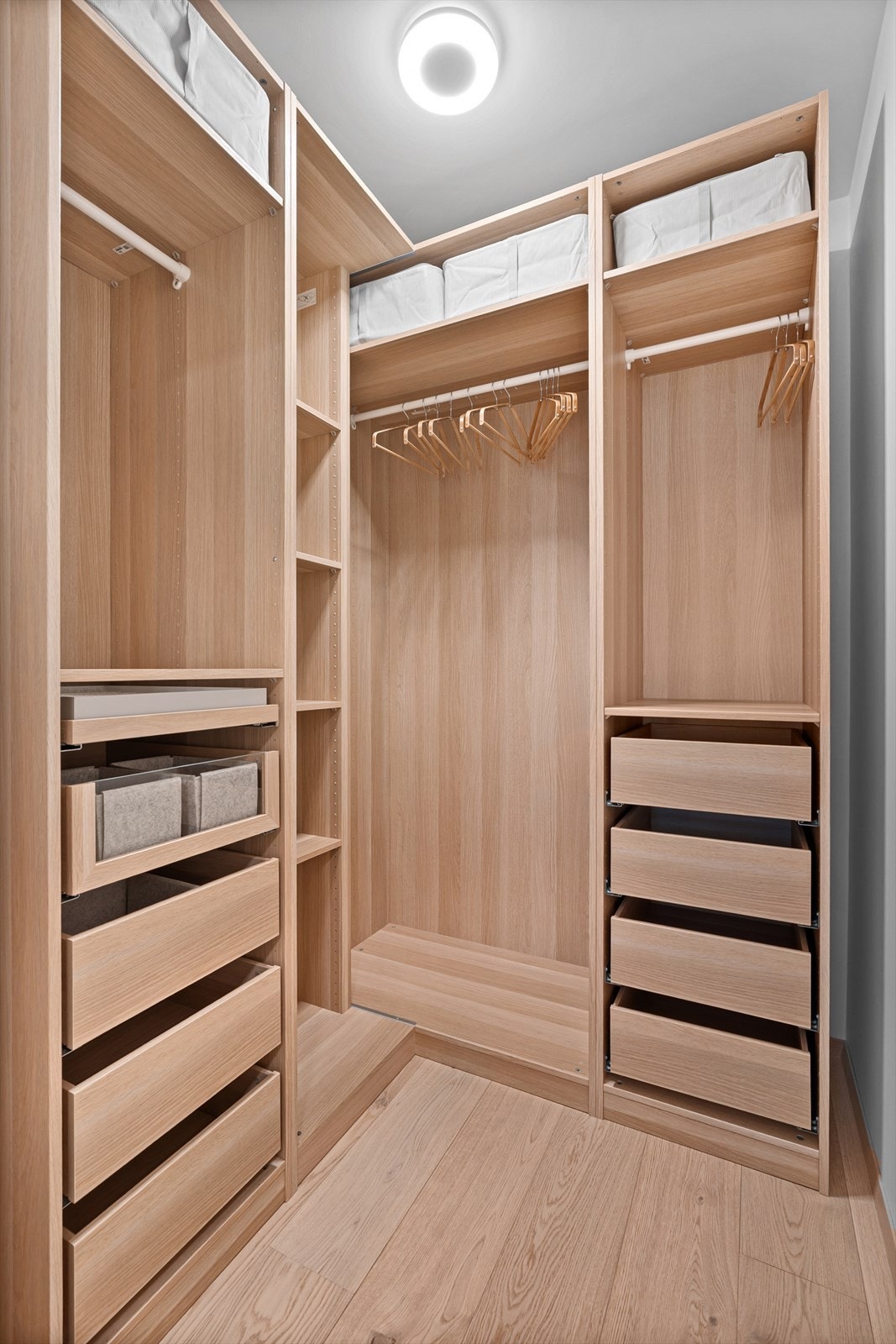 Walk in closet til hovedsoverommet Galleribilde