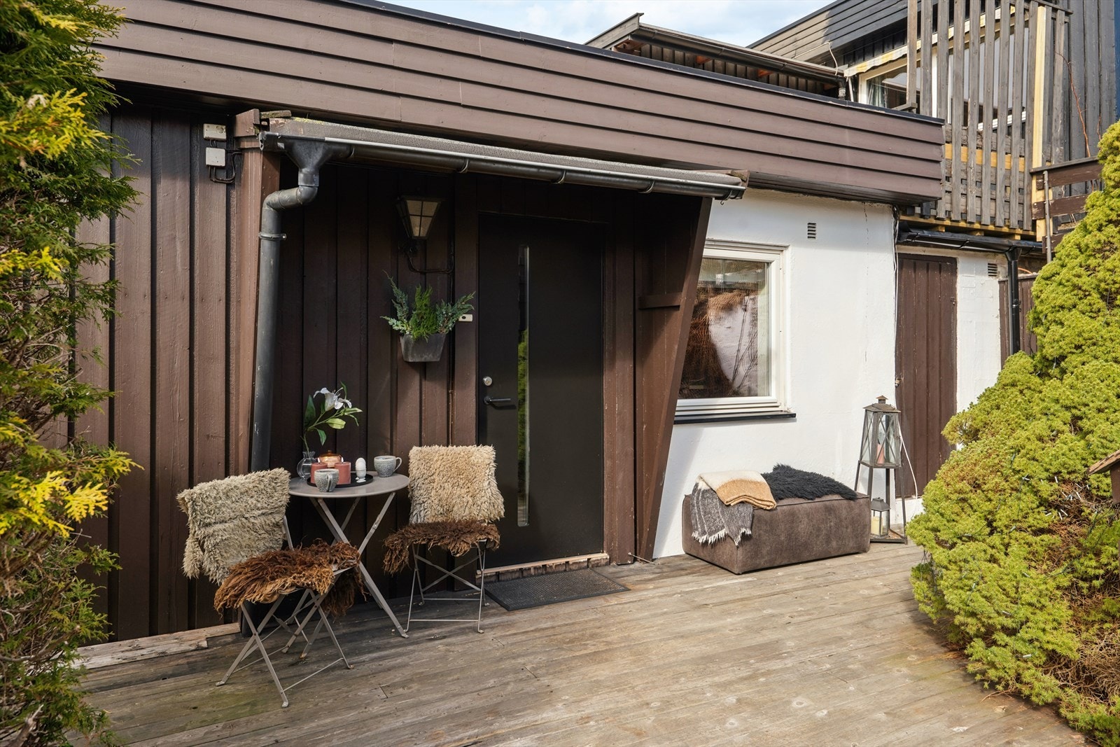 Boligen disponerer en ekstern bod på 4 m² (døra helt til høyre i bildet. Boden ligger under terrassen til naboen over) Galleribilde