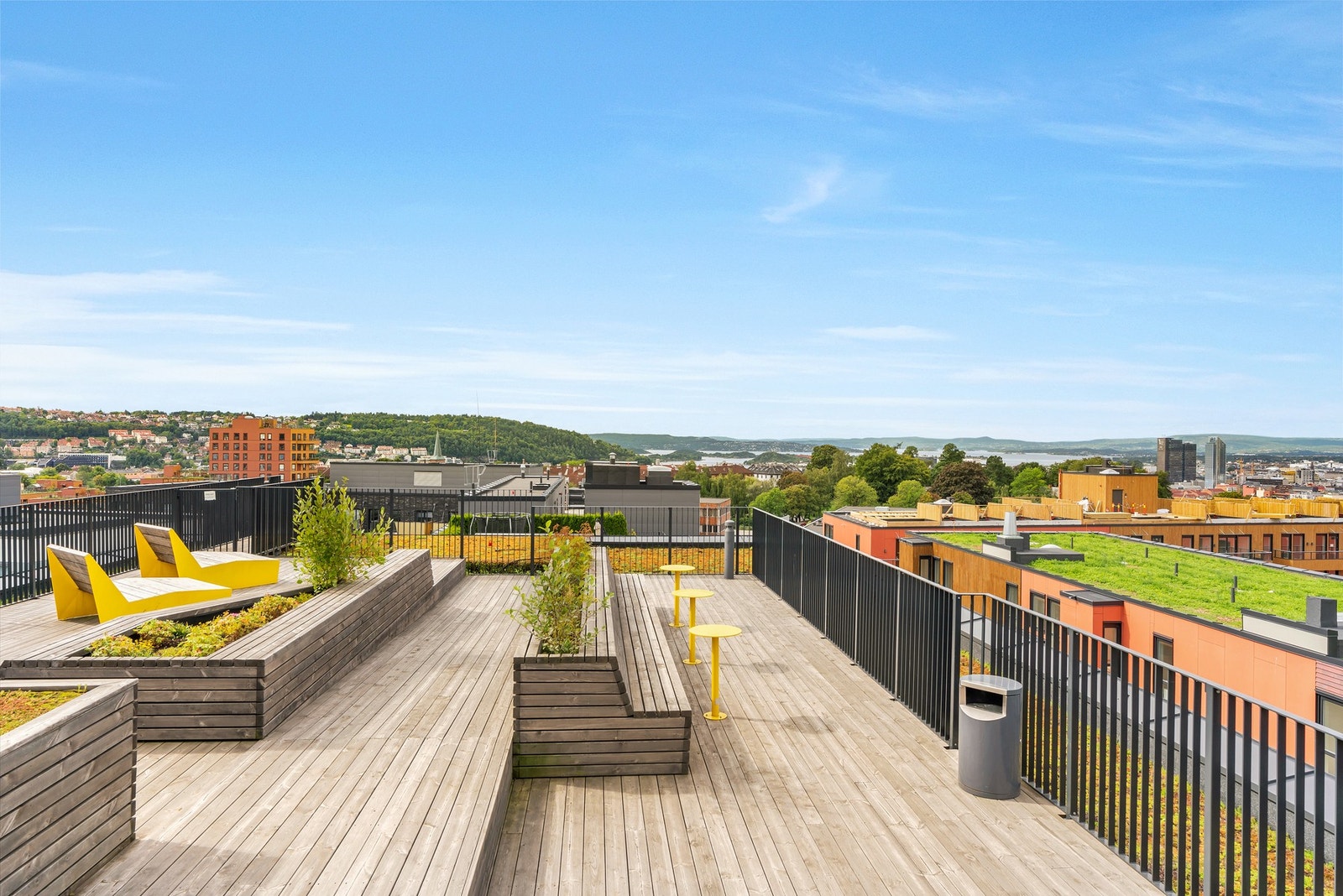 Sameiet har en felles takterrasse med optimale solforhold og utsikt over Oslo by. Terrassen er innredet med sittegrupper for felles hygge.Utsikten på terrassen vil påvirkes av det nye NRK bygget. Galleribilde