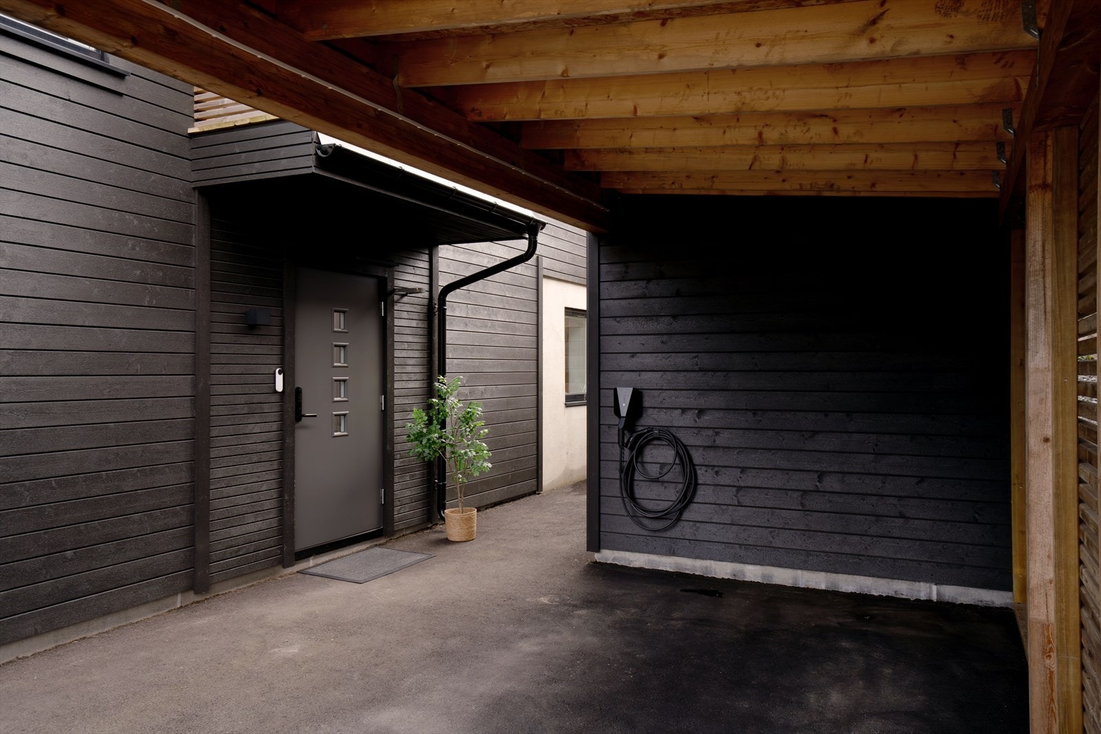Carporten er utstyrt med elbillader for praktisk og moderne bruk. Galleribilde
