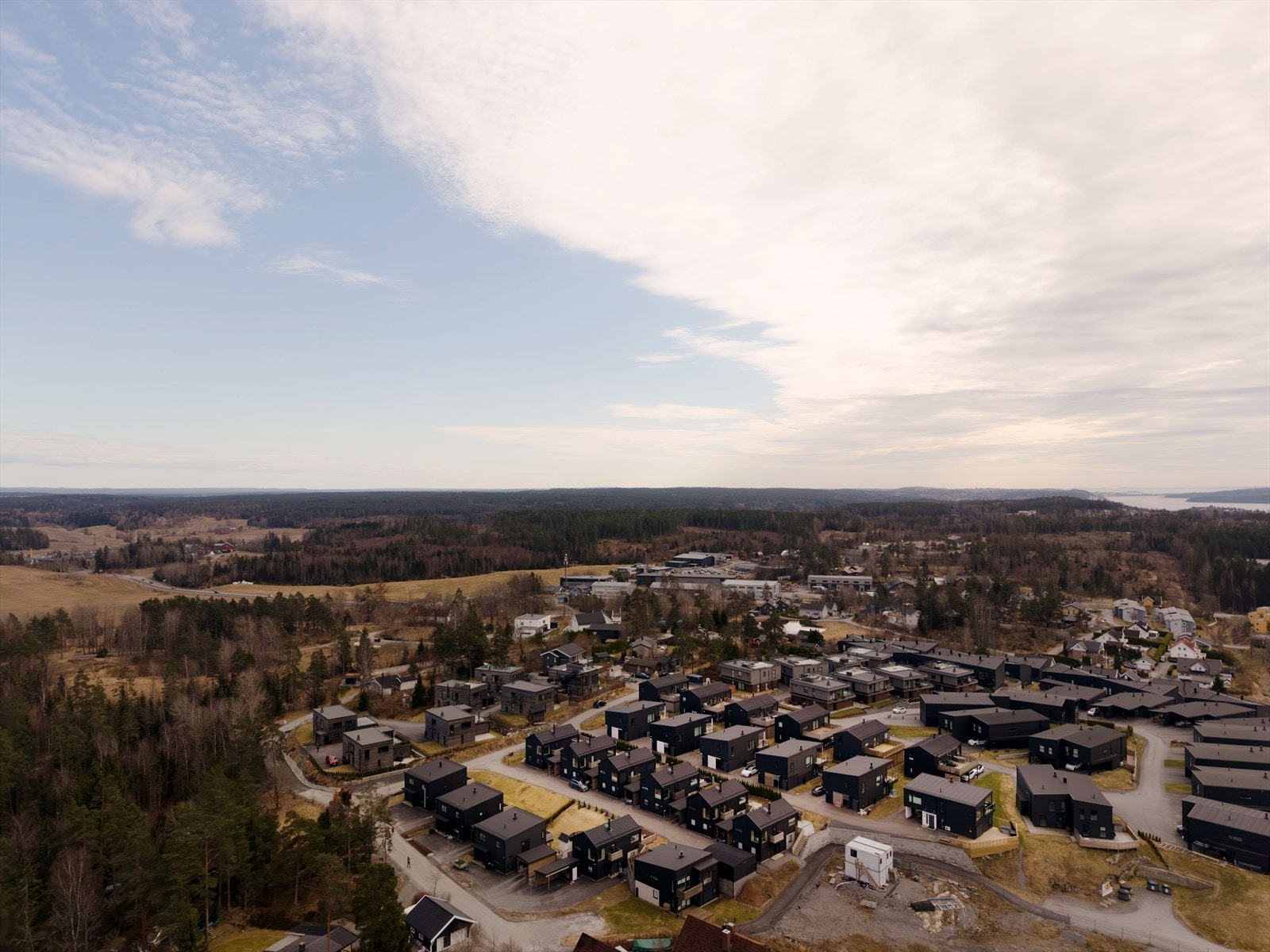 Eiendommen er plassert i et rolig nabolag med nærhet til skog og mark. Galleribilde