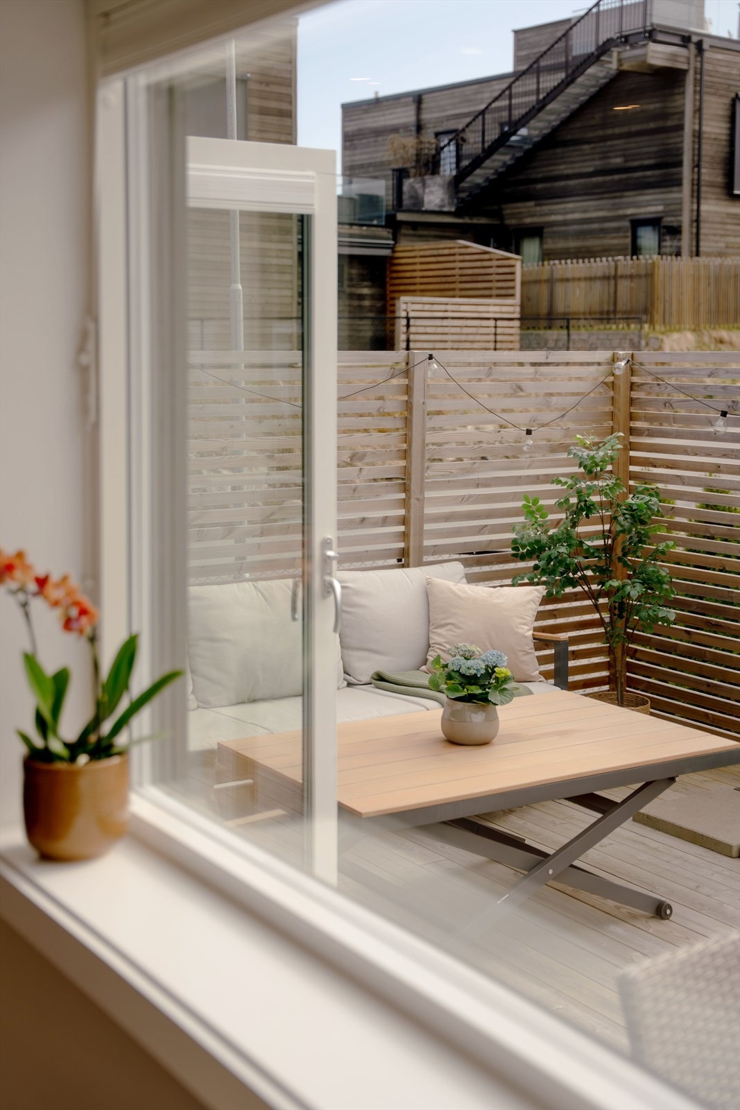 Store vinduer gir utsyn mot terrassen og uteområdet. Galleribilde